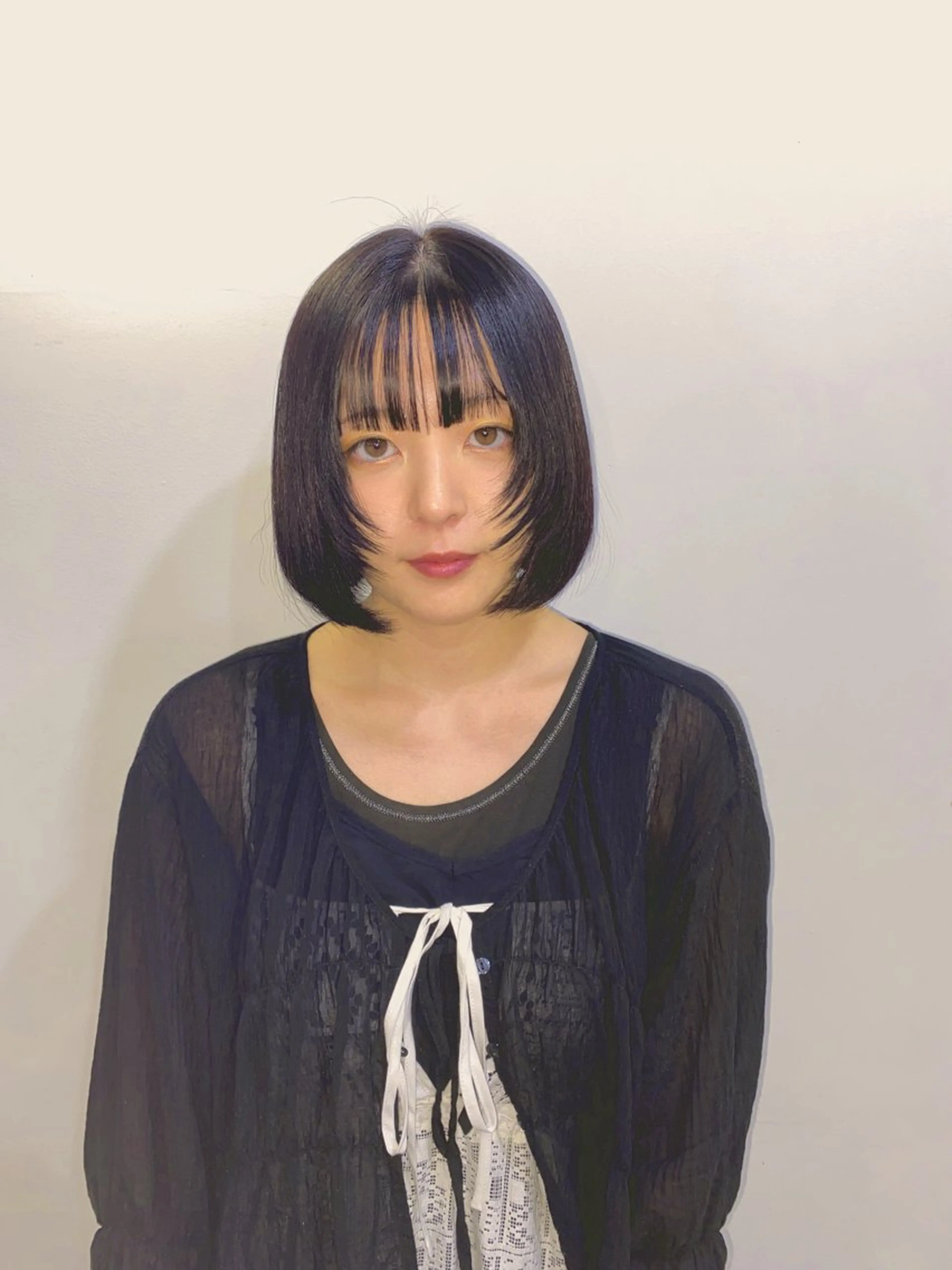 ミディアム カラー 切りっぱなしボブ レッドカラー ボブ 顔周りカット レイヤーカット ハナダ メイのヘアスタイル