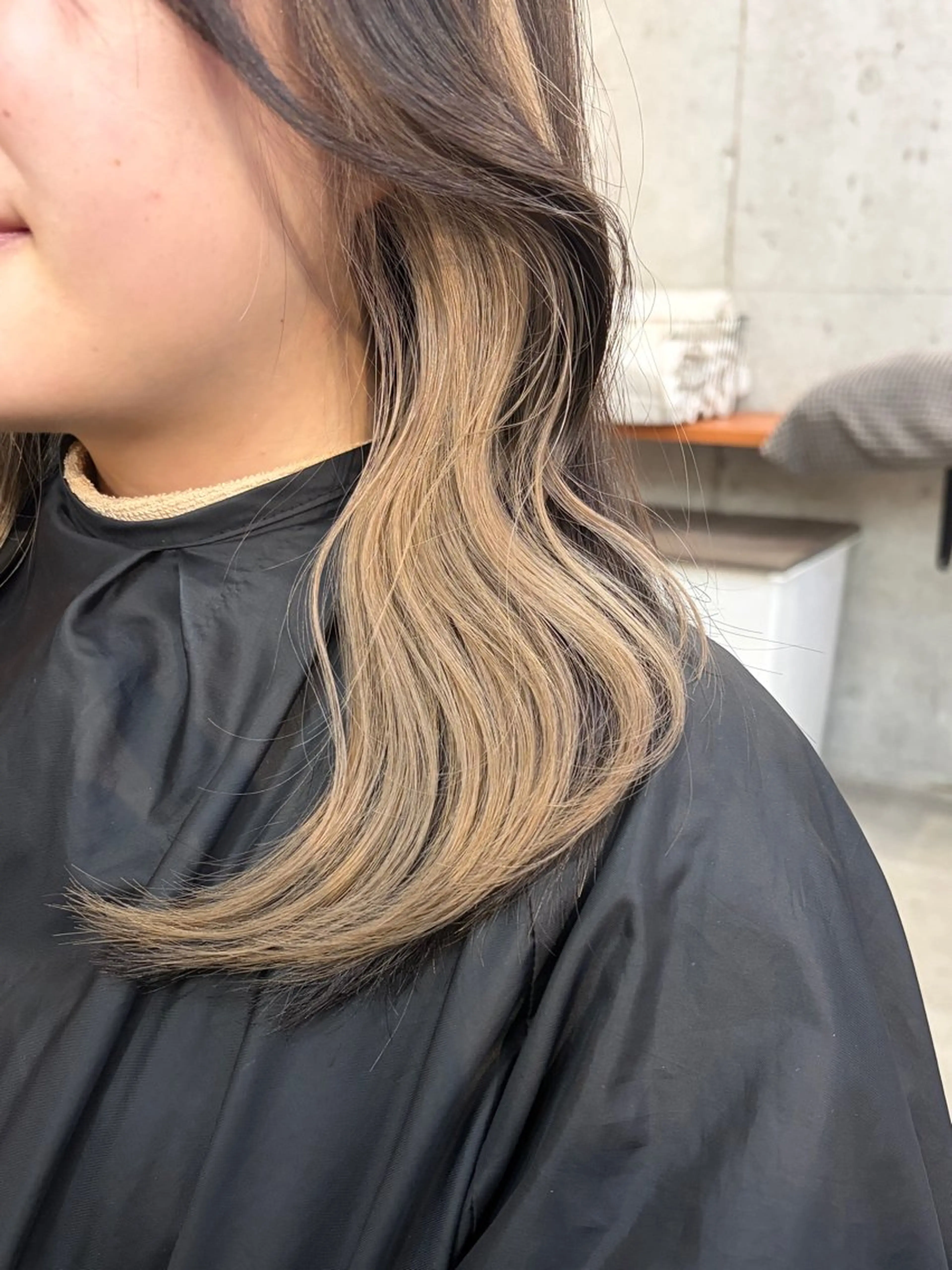 ミディアム カラー ベージュカラー インナーカラー ミルクティーベージュ ヘアカラー 切りっぱなしボブ/ ブリーチカラー/大塚のヘアスタイル