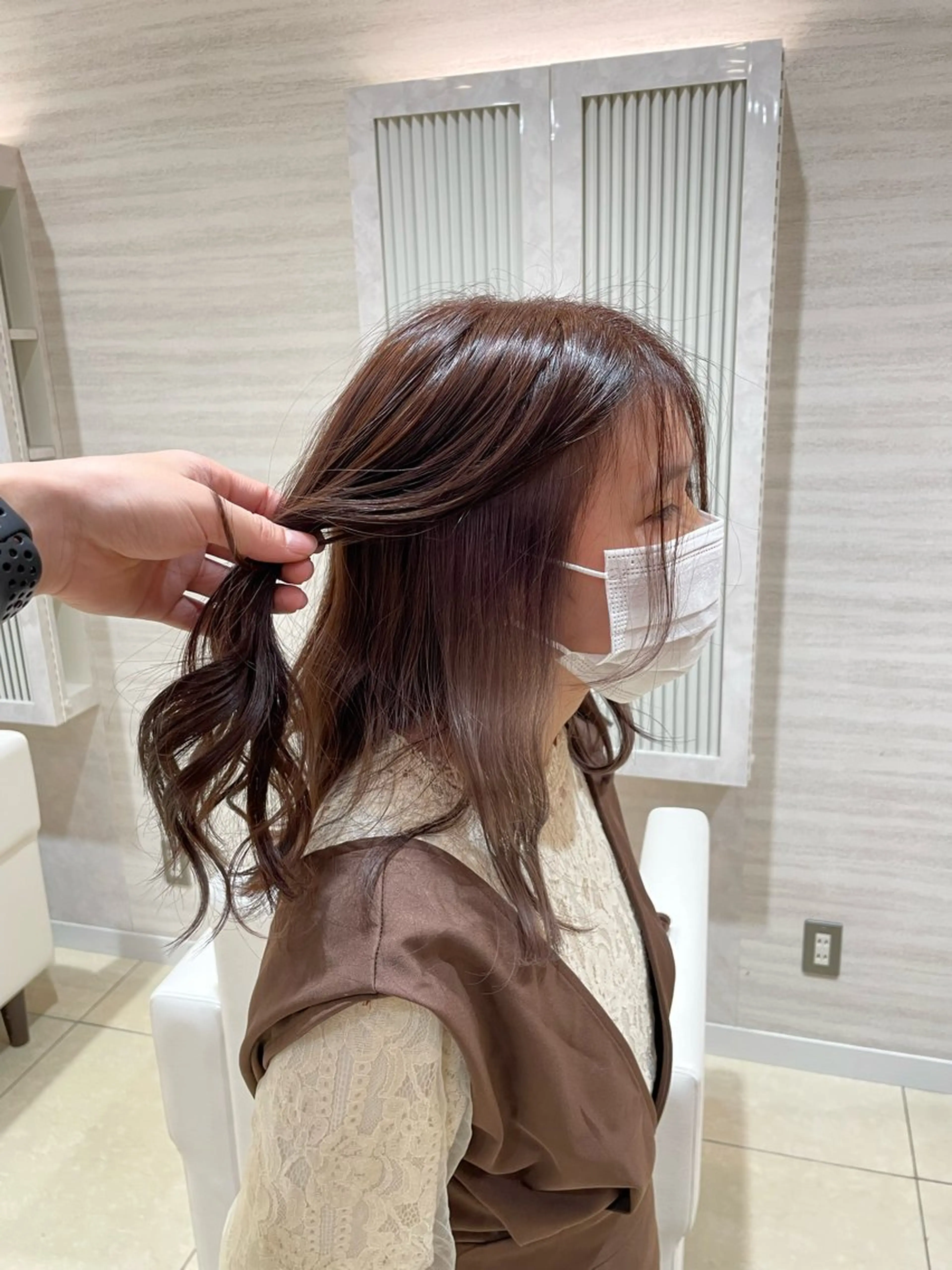 ミディアム カラー イヤリングカラー 脱白髪染め白髪ぼかし TERA（寺崎）のヘアスタイル