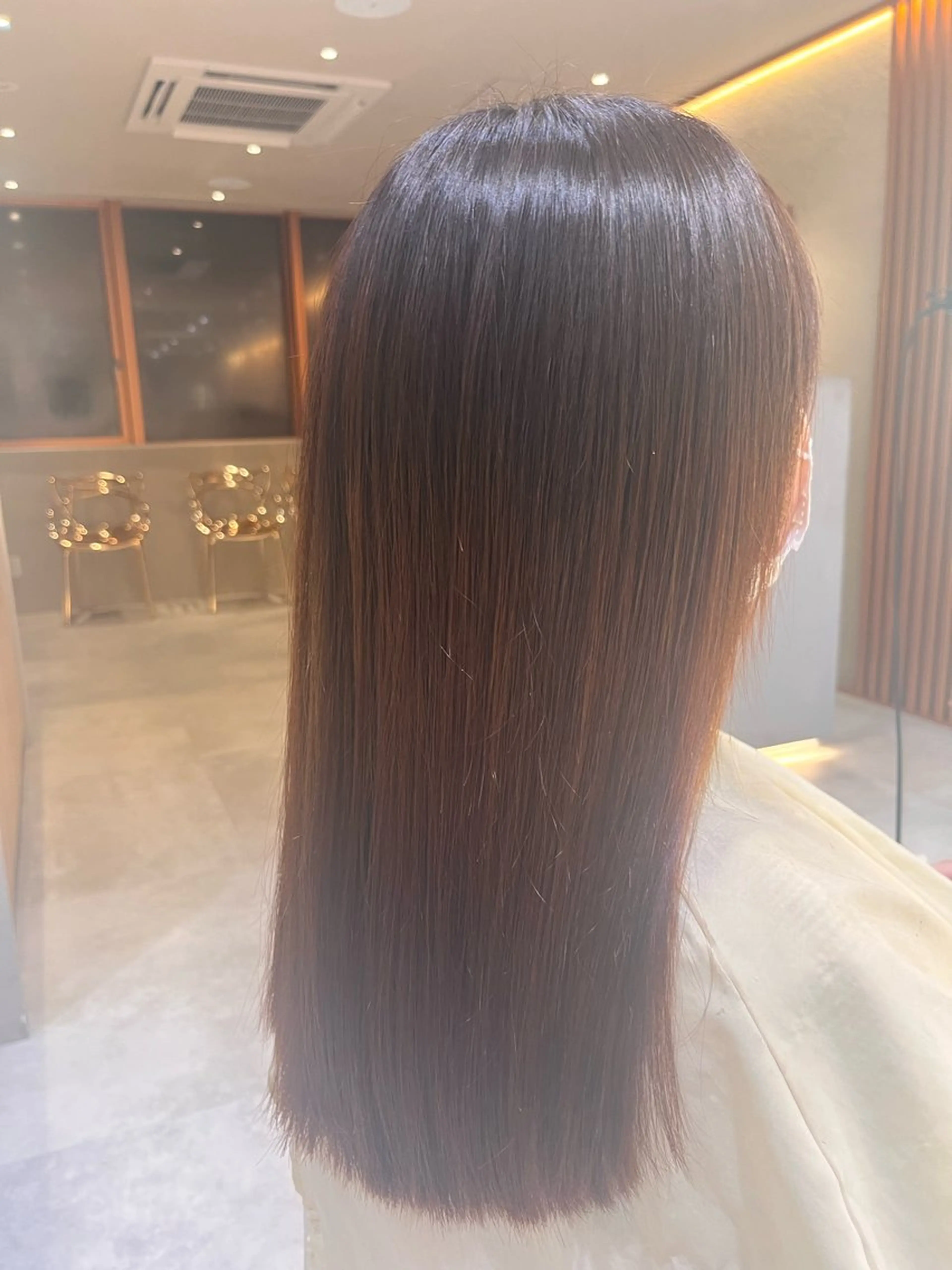 セミロング sand 名古屋所属・じょー カット、白髪ぼかしのヘアスタイル