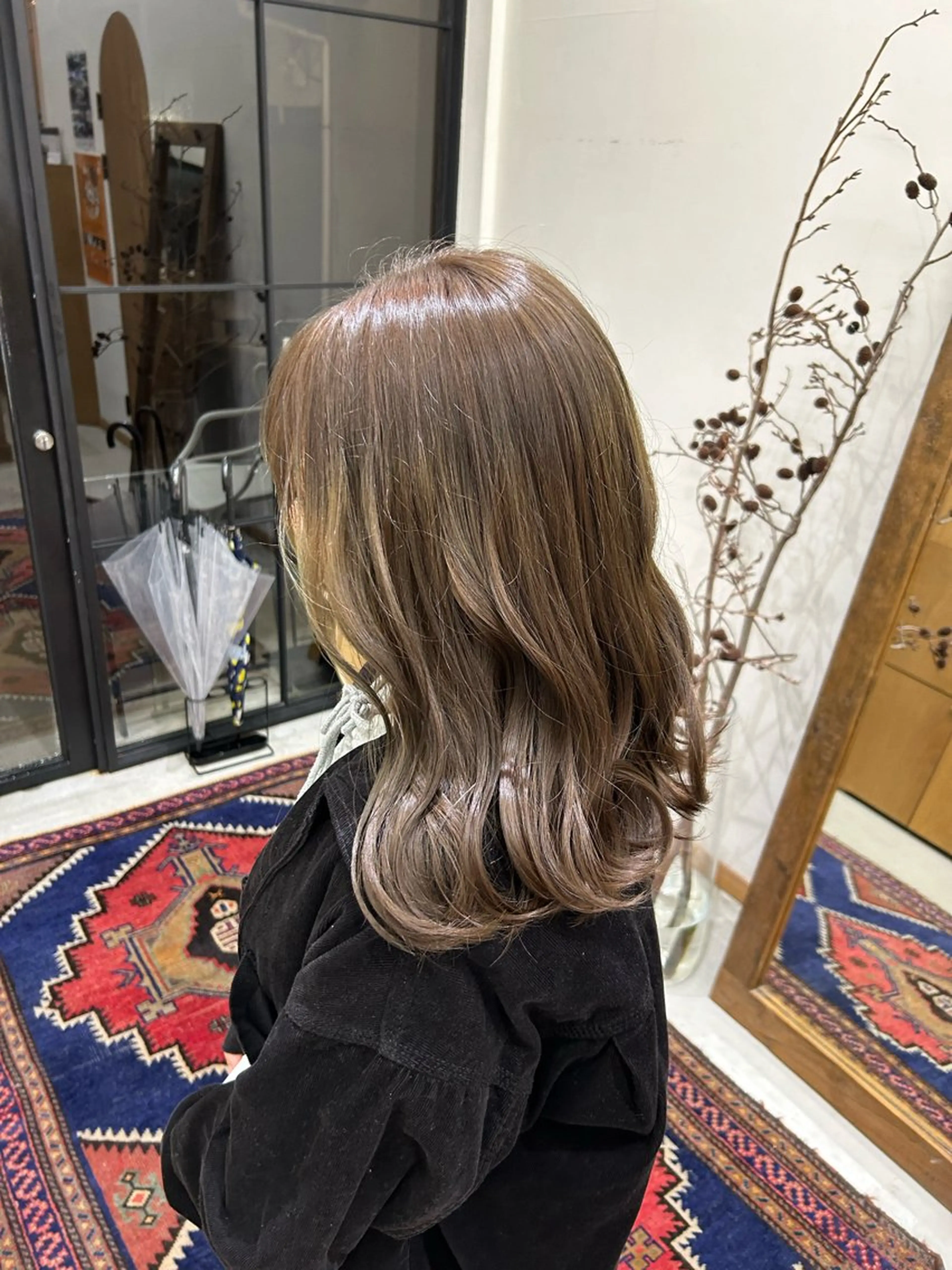 ミディアム なつめ🐶ショート ベージュカラーのヘアスタイル