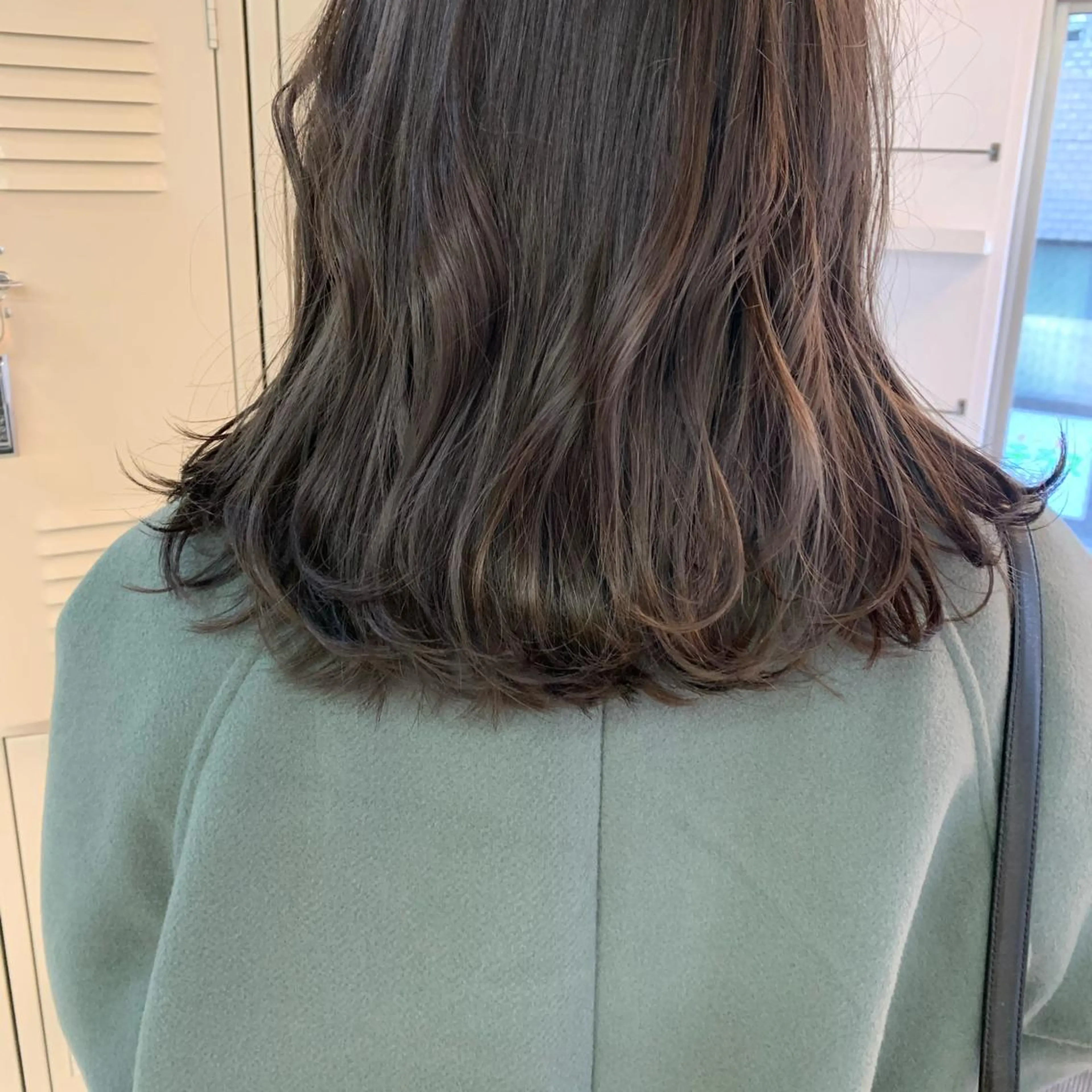 セミロング カラー SAKINO． ベージュカラーのヘアスタイル