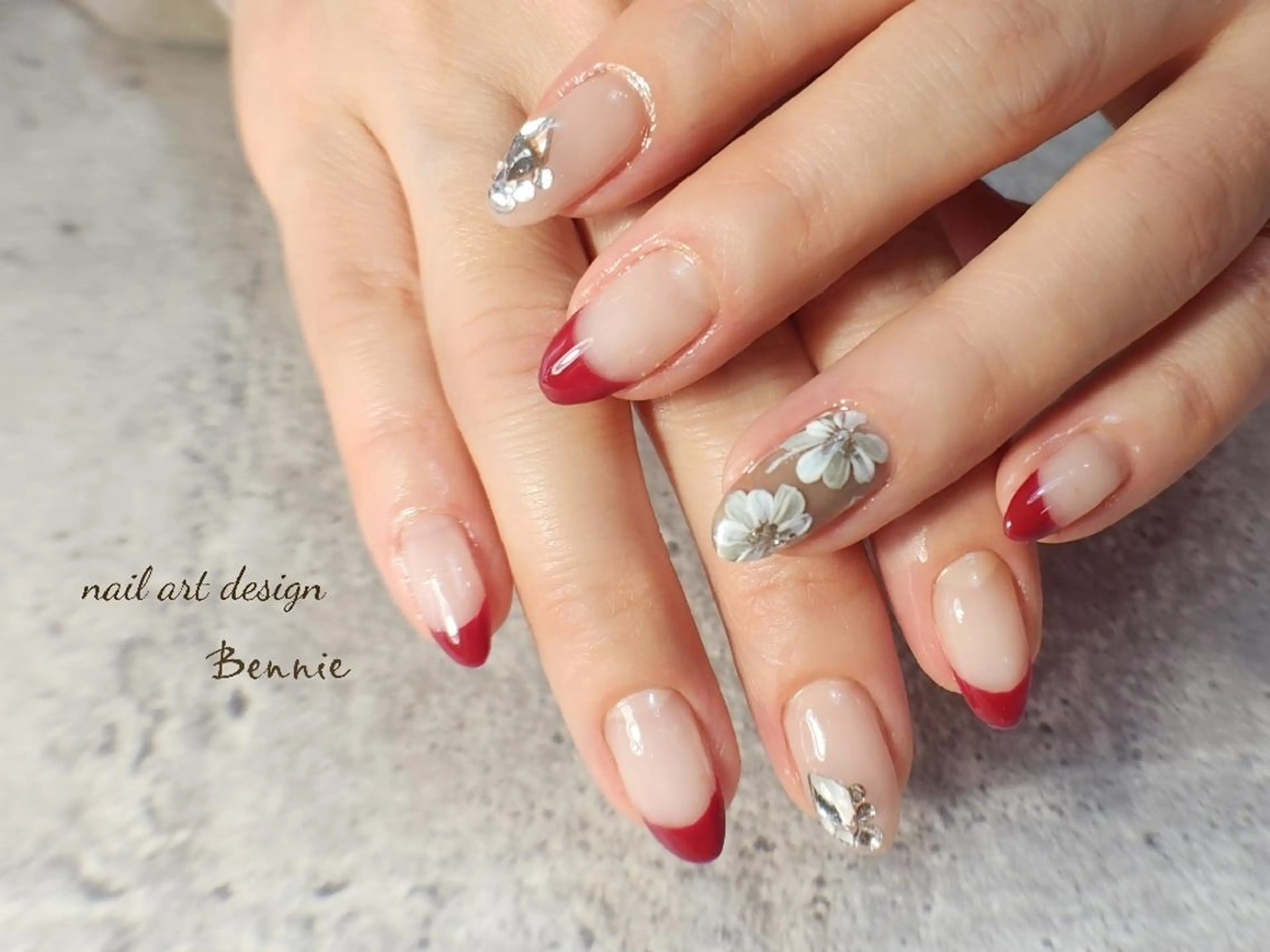 ネイル フラワーネイル フレンチネイル 赤色 ストーンネイル ハンドネイル   BENNIEのネイルデザイン