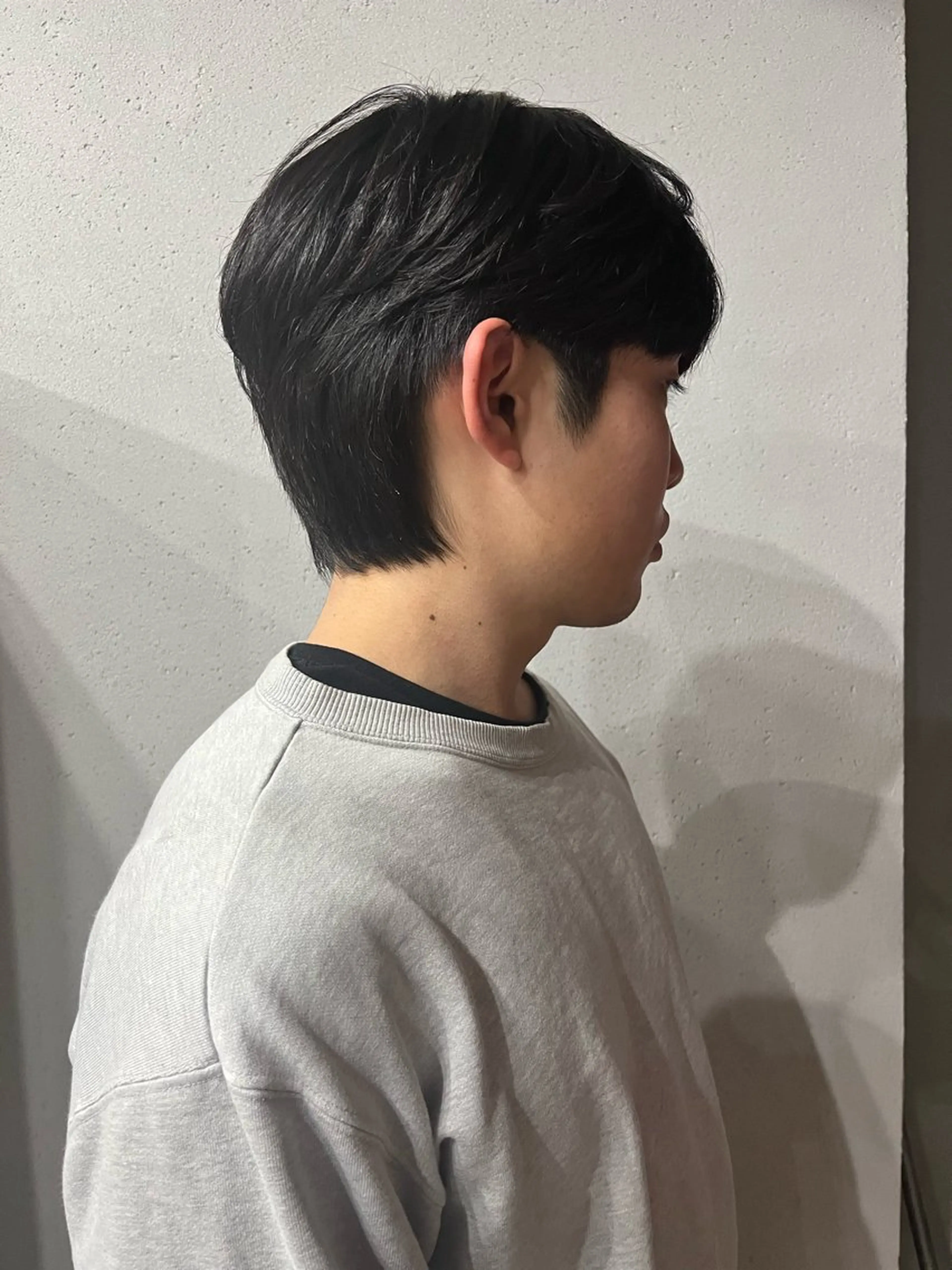 ショート メンズ カット 曲がる縮毛矯正 センターパートのヘアスタイル