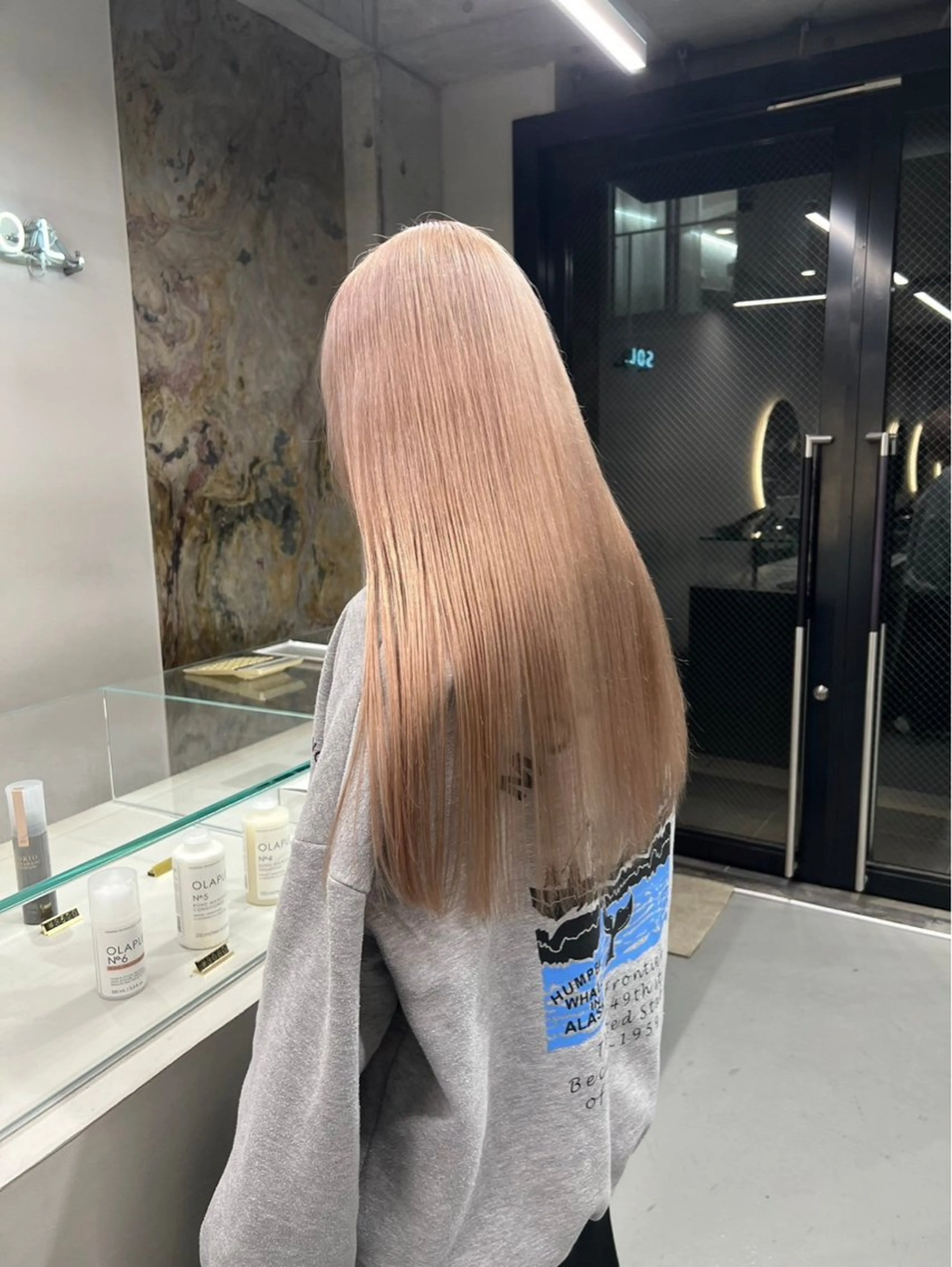 ロング カラー ベージュカラー ブリーチ ハイトーンカラー ミルクティーベージュ 縮毛矯正 ヘアカラー ケアブリーチカラー 橋本一輝のヘアスタイル