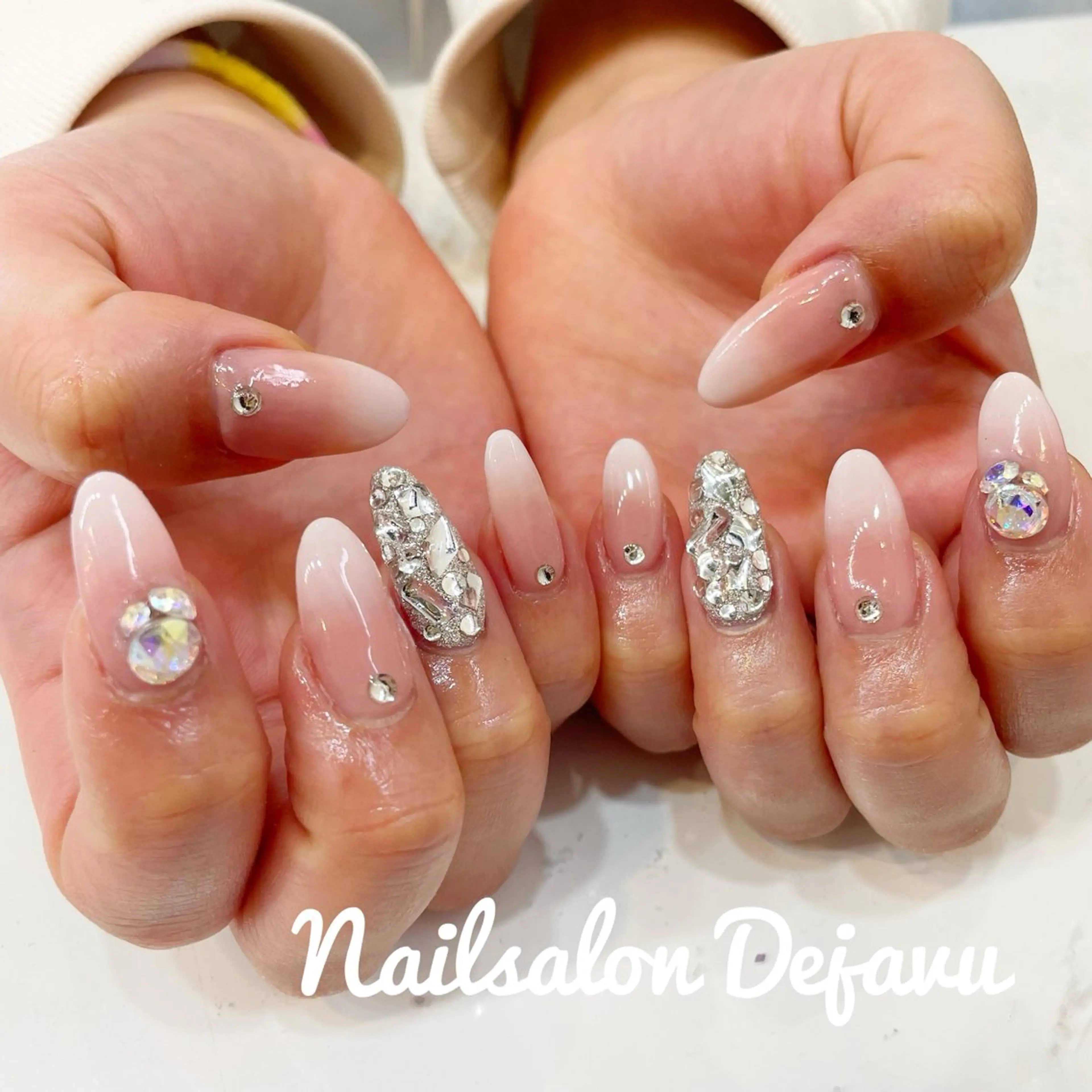 ネイル アートネイル ストーンネイル ハンドネイル Nail salon Dejavu 🌿のネイルデザイン