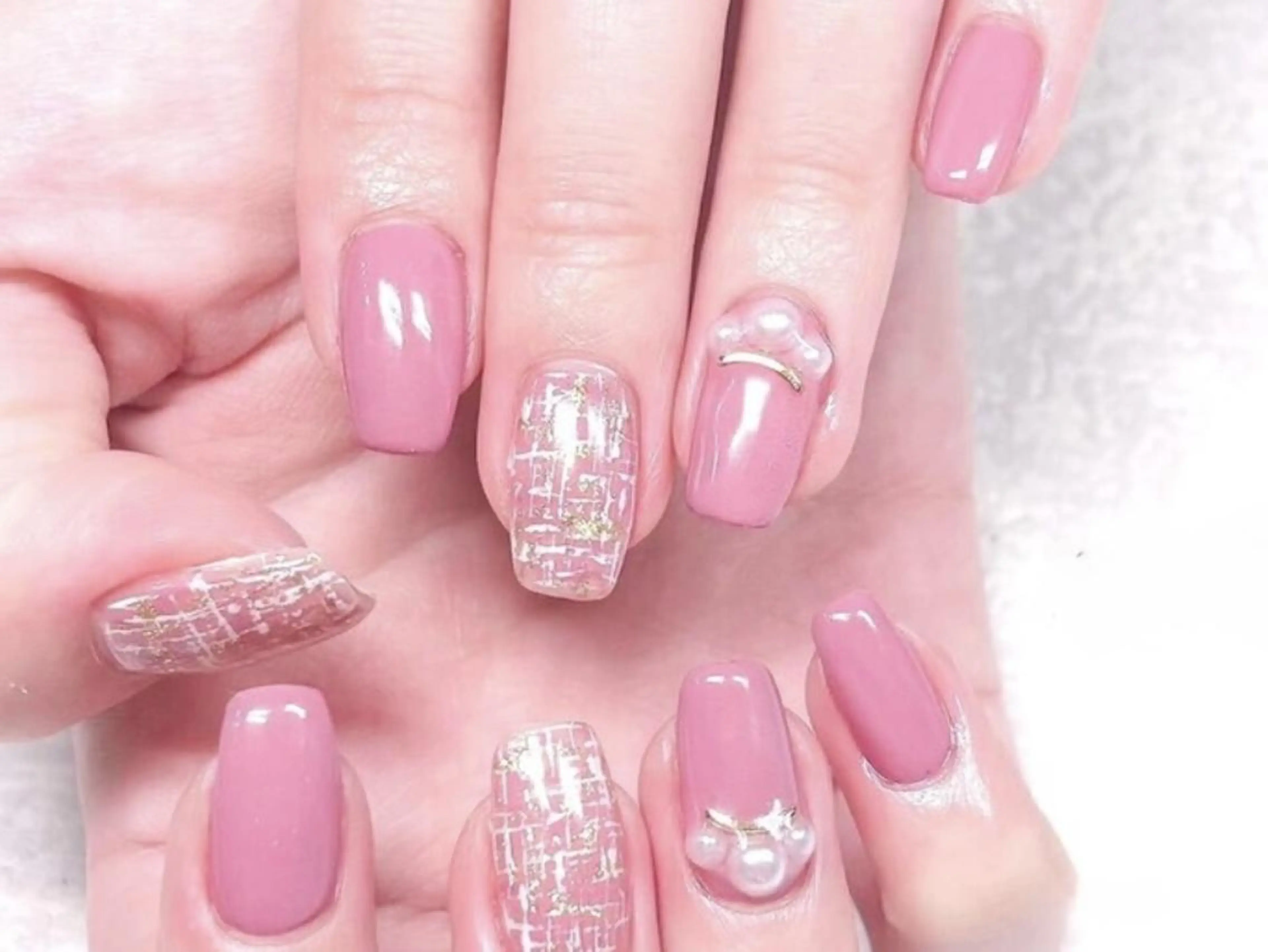 ネイル アートネイル ガーリー ピンク 春ネイル ストーンネイル ハンドネイル 💗NA.YUKI NAIL💗のネイルデザイン