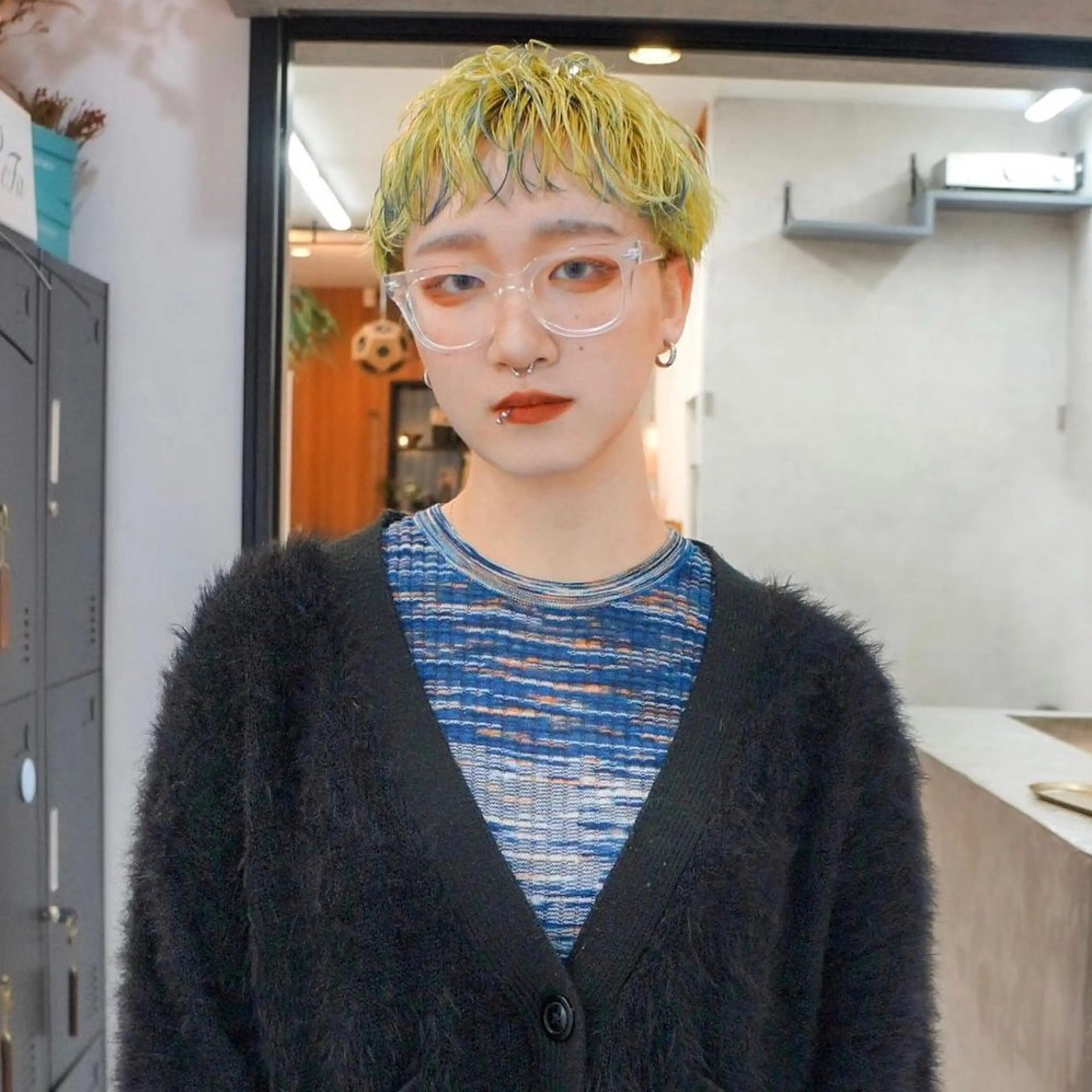 ショート カラー レイヤーカット オン眉 ブロンド/ブリーチ 【SITY.】のヘアスタイル