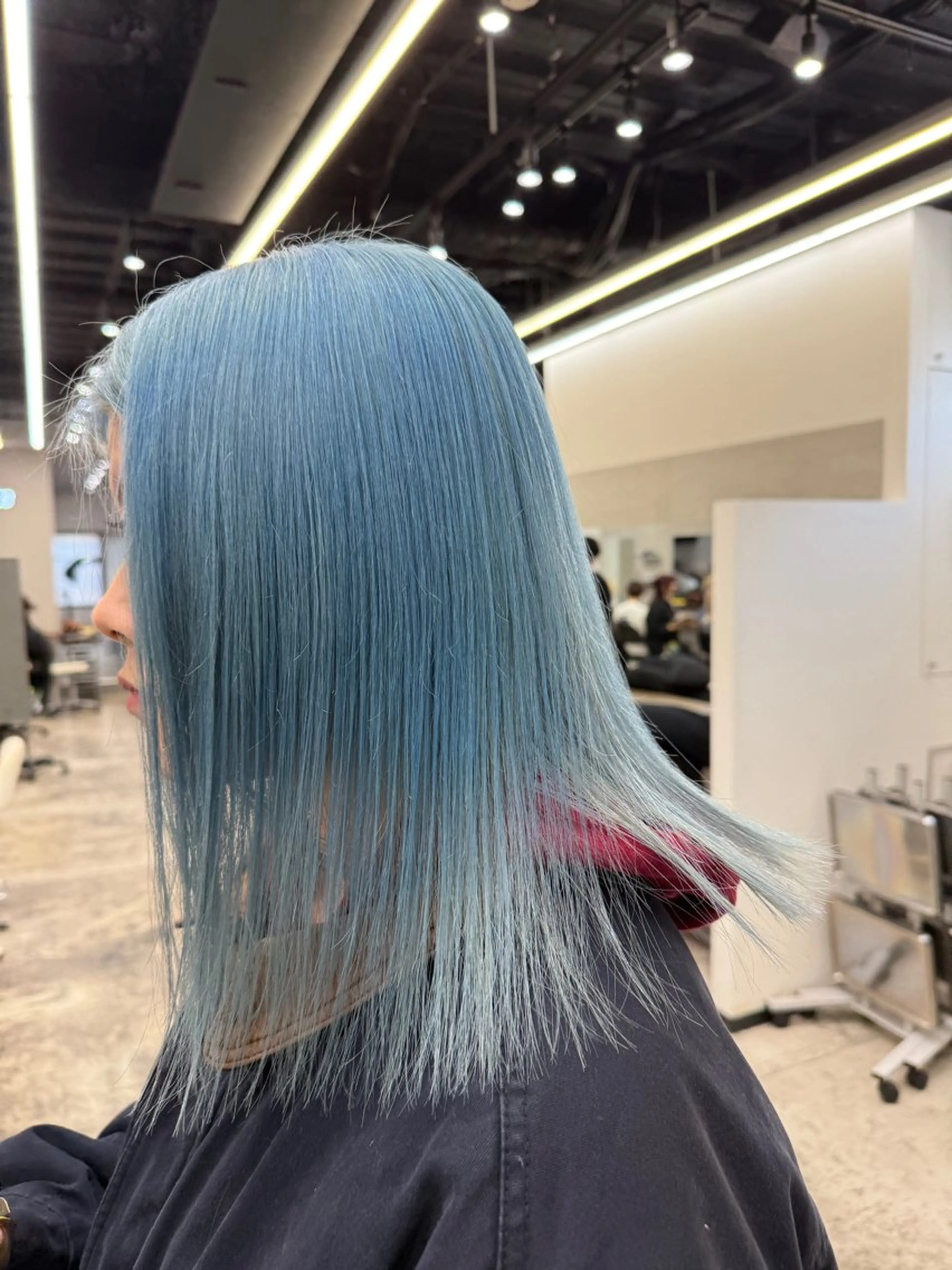 セミロング カラー ヘアカラー ハイトーンカラー🐬 えりかのヘアスタイル