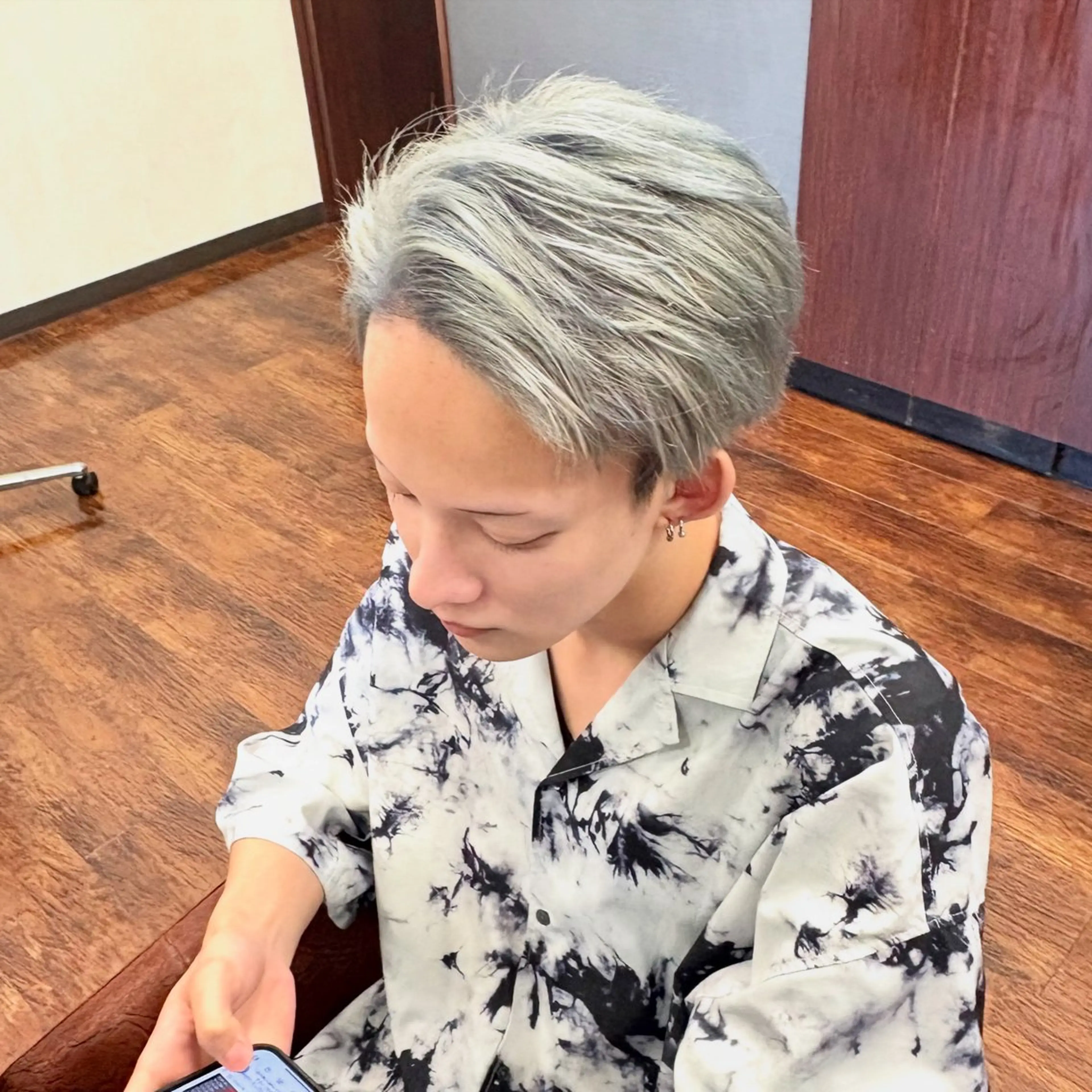 カラー メンズ メンズブリーチ ブリーチ シルバー ホワイトシルバー ヘアカラー 春日 涼太のヘアスタイル