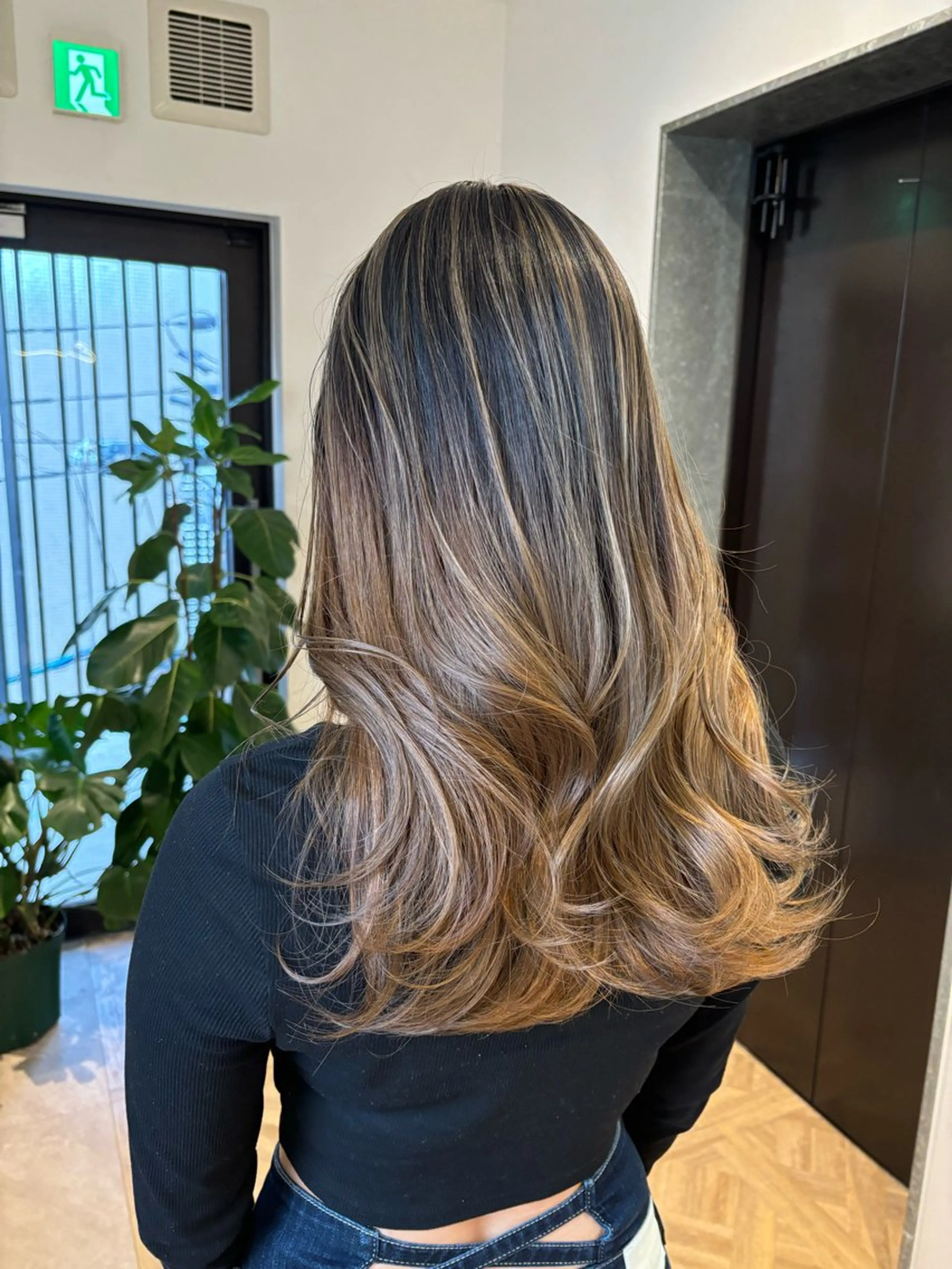 ロング カラー バレイヤージュ ブリーチ レイヤーカット 新實 ゆりあのヘアスタイル