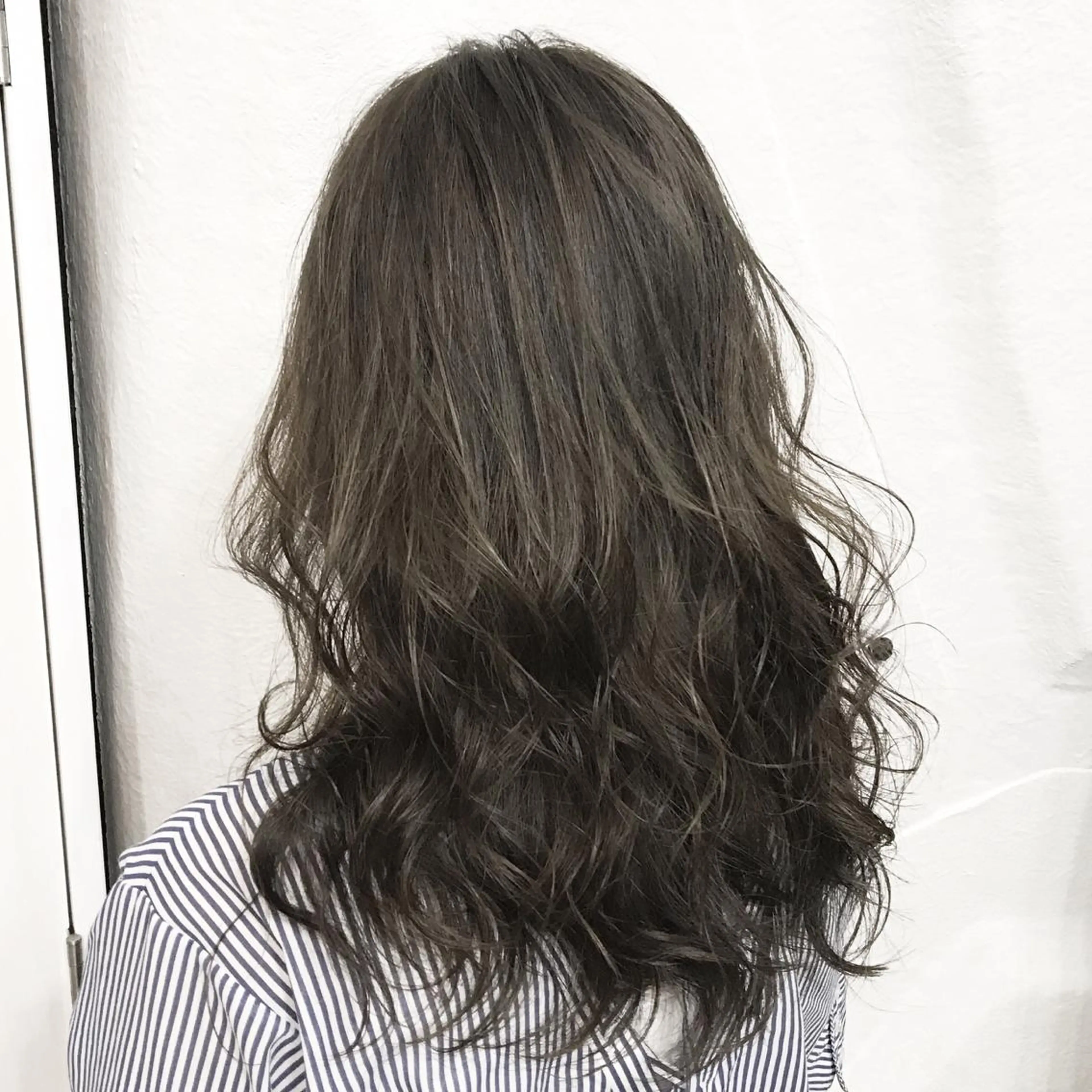 ロング カラー アッシュ ハイライトカラー ホワイトアッシュ 3Dハイライト ハイライト K-POP好き美容師 🇰🇷Kai.Yのヘアスタイル