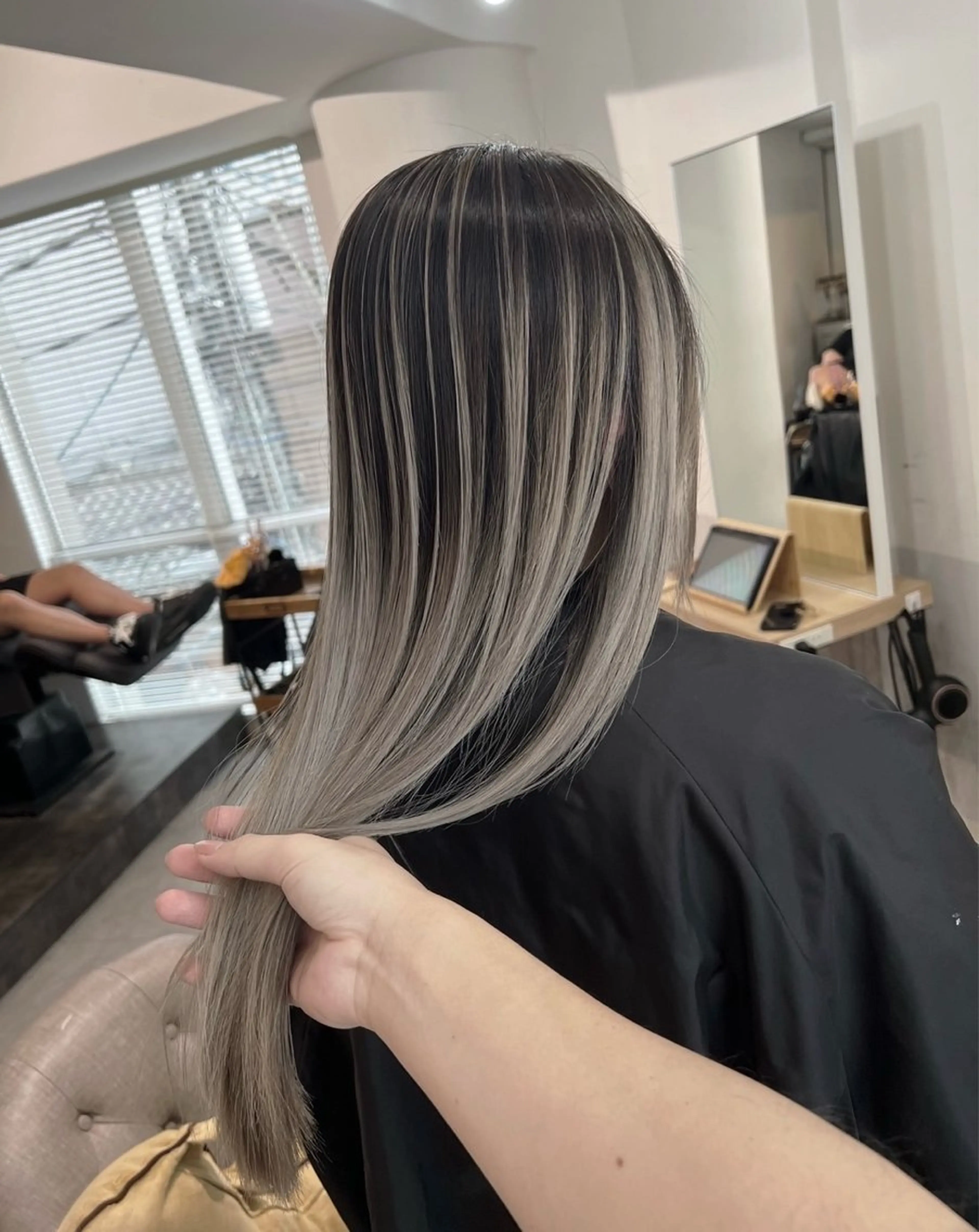 ロング カラー バレイヤージュ グレージュ レイヤーカット ヘアカラー ROBIN所属・指名数No.1 /NAOYAのヘアスタイル