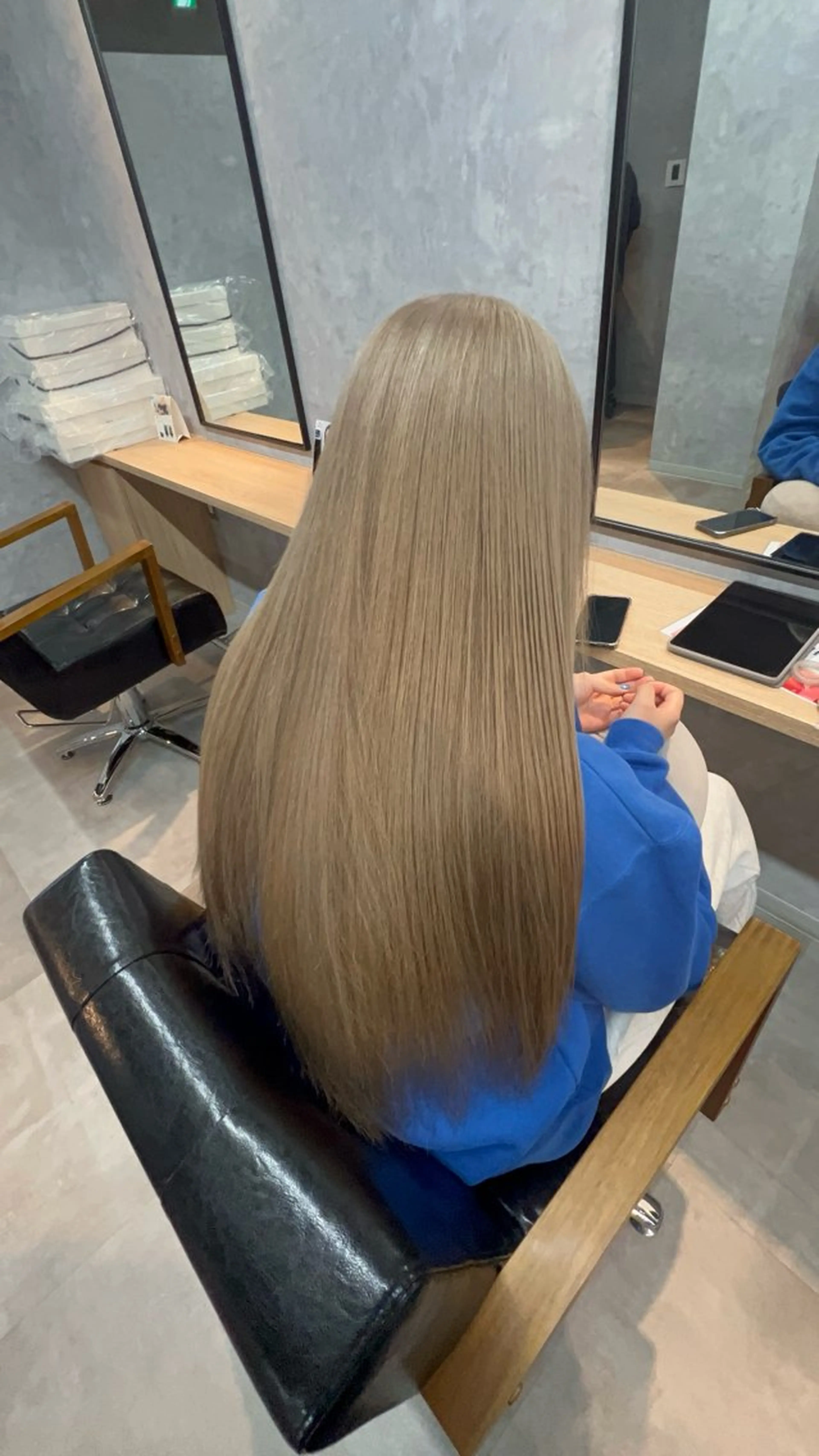 ロング motoトップカラー リスト/ブリーチカラのヘアスタイル