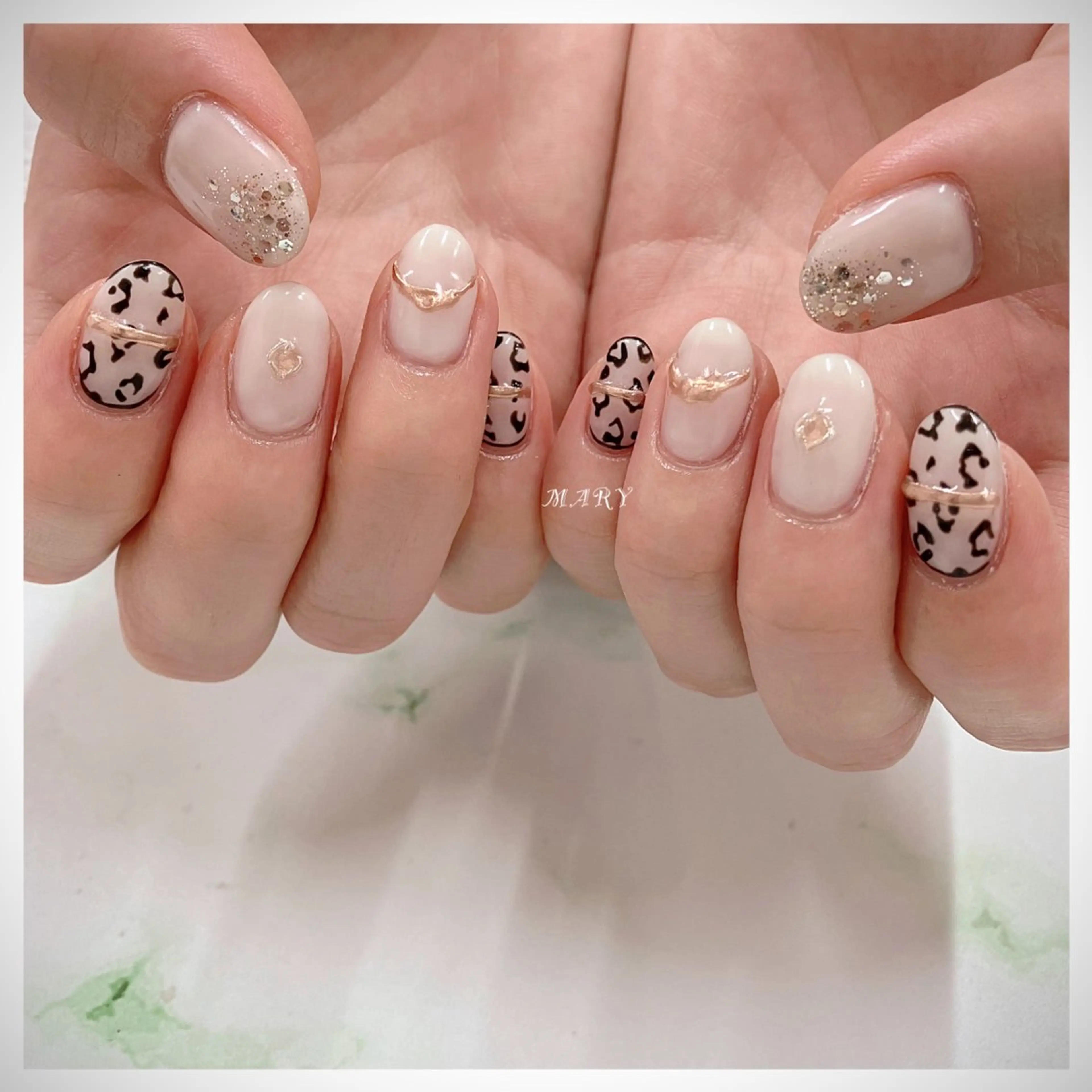 ネイル アニマル柄 ミラーネイル ニュアンスネイル ホワイト ハンドネイル Mary nail所属・Mary nail .narumiのネイルデザイン