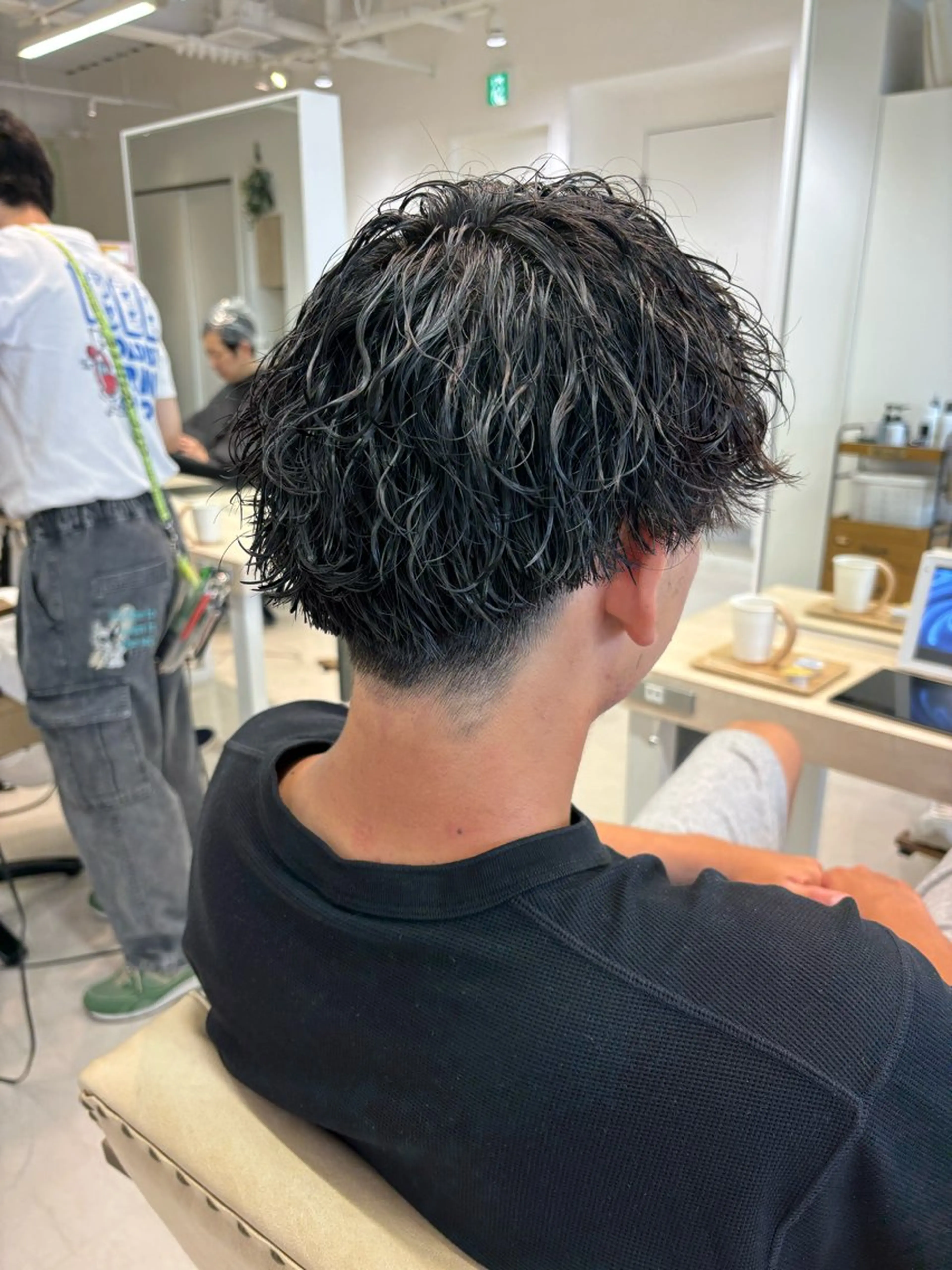 パーマ メンズ ビジネス メンズパーマ スペインカール 波巻きパーマ ニュアンスパーマ カット パーマ ニュアンスパーマ/ フェザー/マッシュのヘアスタイル