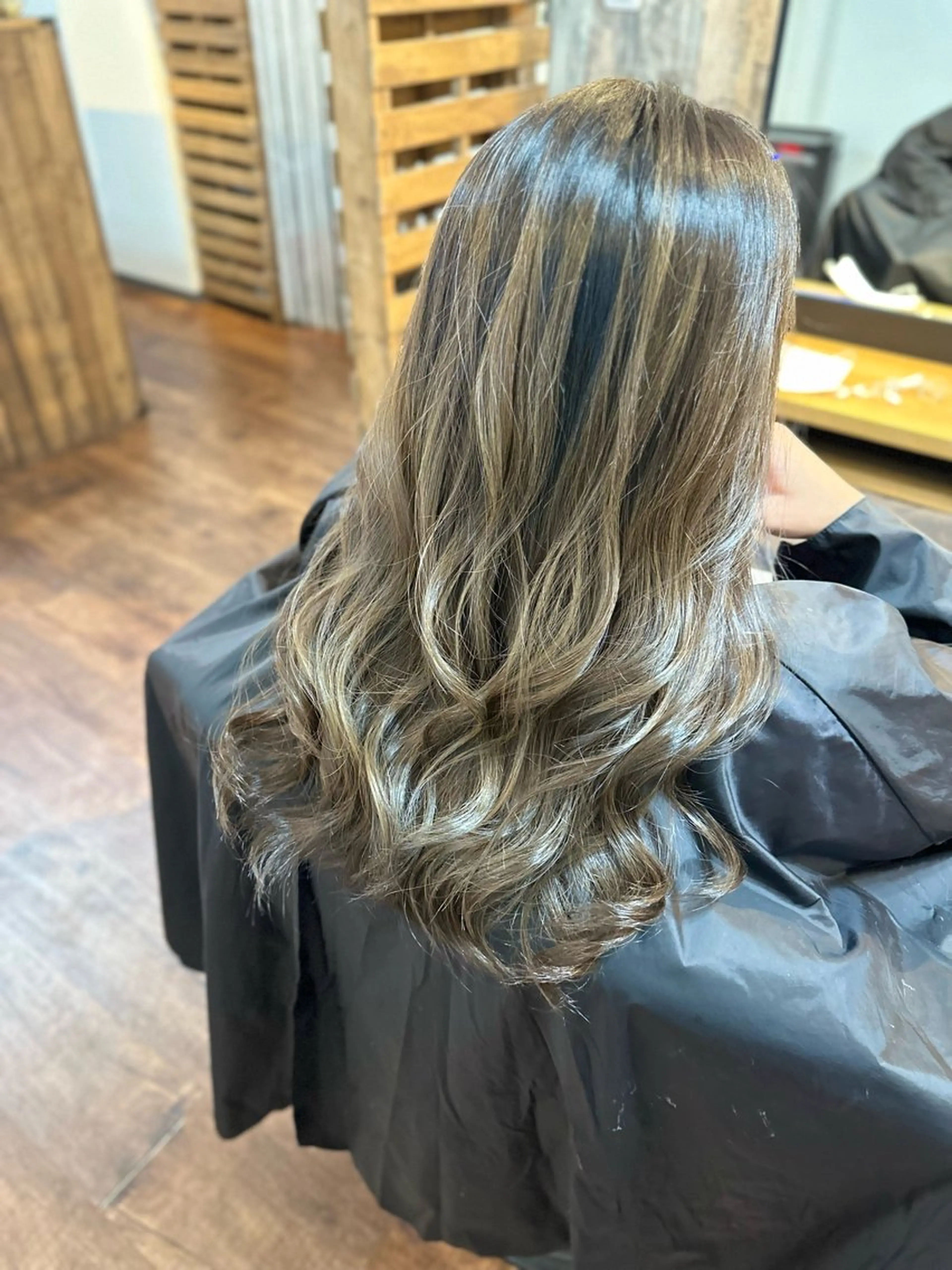 ロング カラー ブリーチ グレージュ カット ヘアカラー トリートメント Luzir⭐︎ GEN⭐︎のヘアスタイル