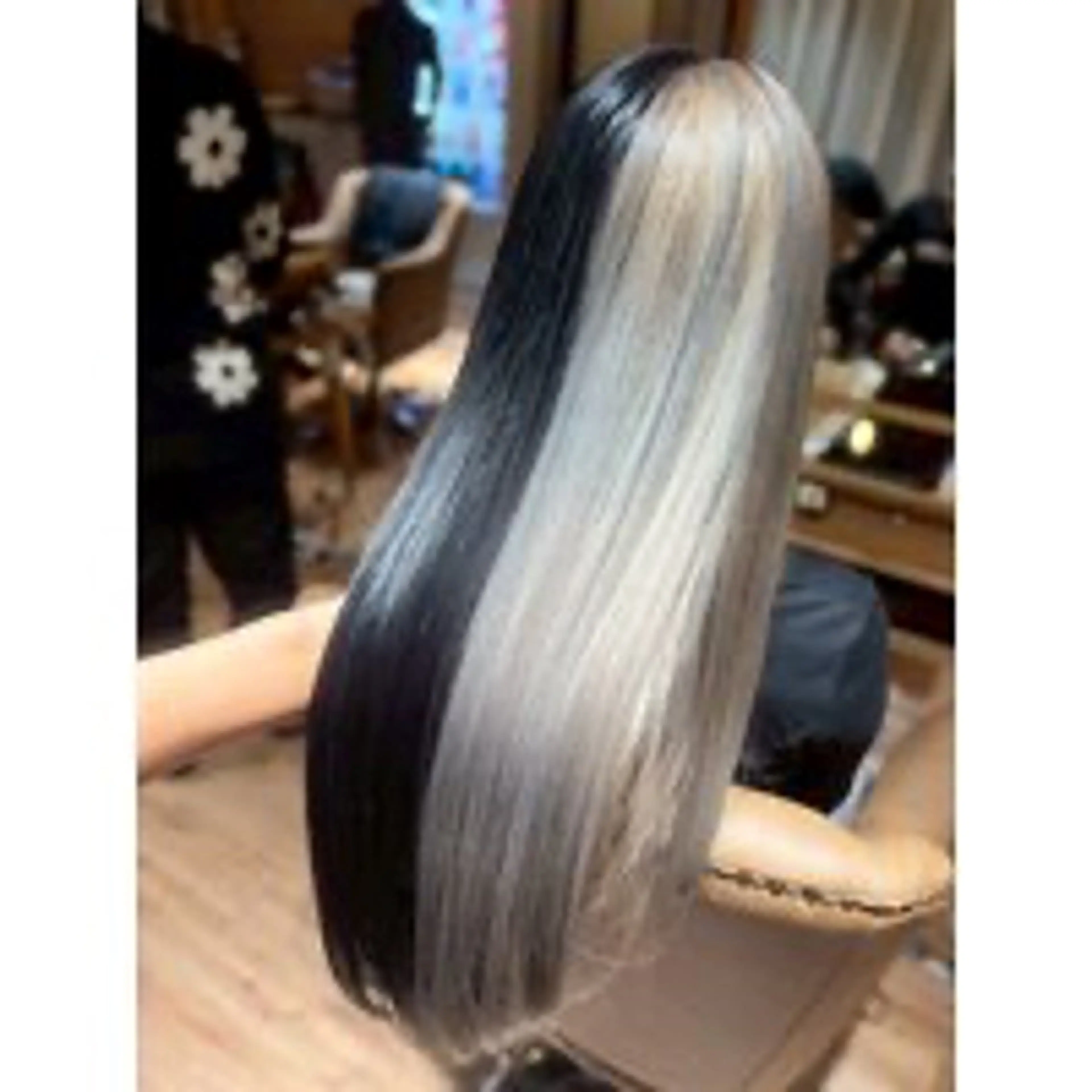 ロング ヘアカラー 高口 小春のヘアスタイル