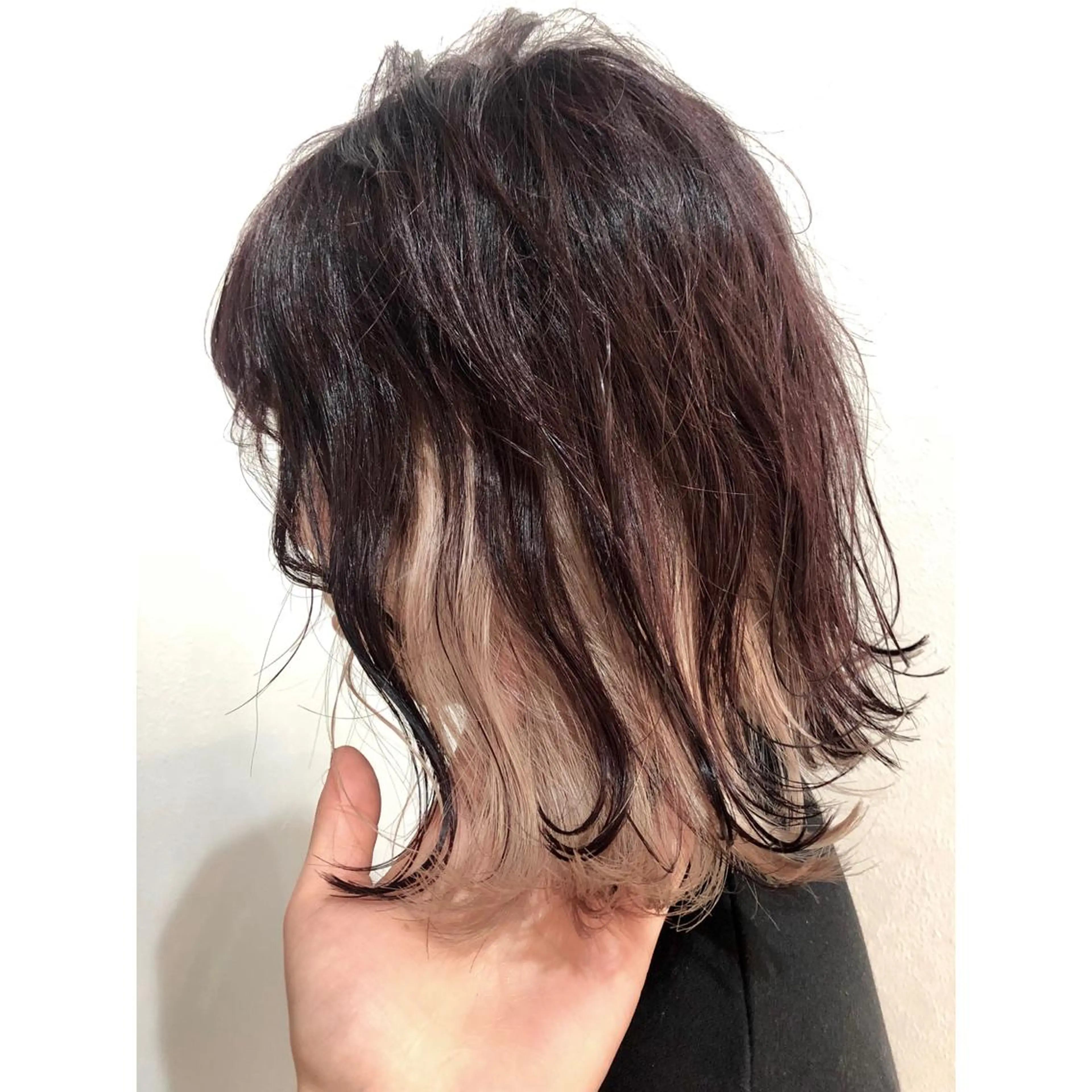 ミディアム カラー ブロンド ホワイトブロンド 岩田 萌那のヘアスタイル