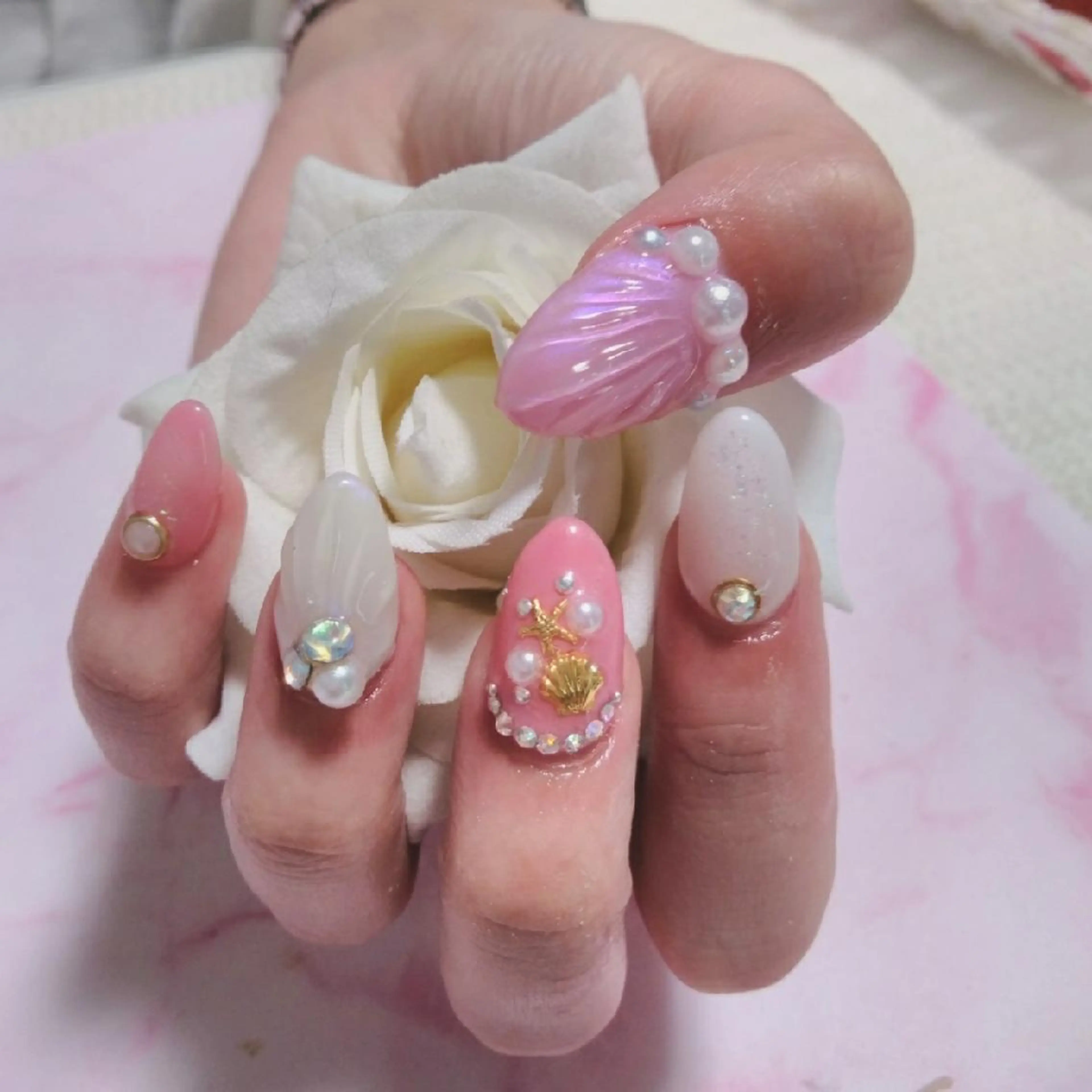 ネイル エステとネイル ローズコンフォートのネイルデザイン