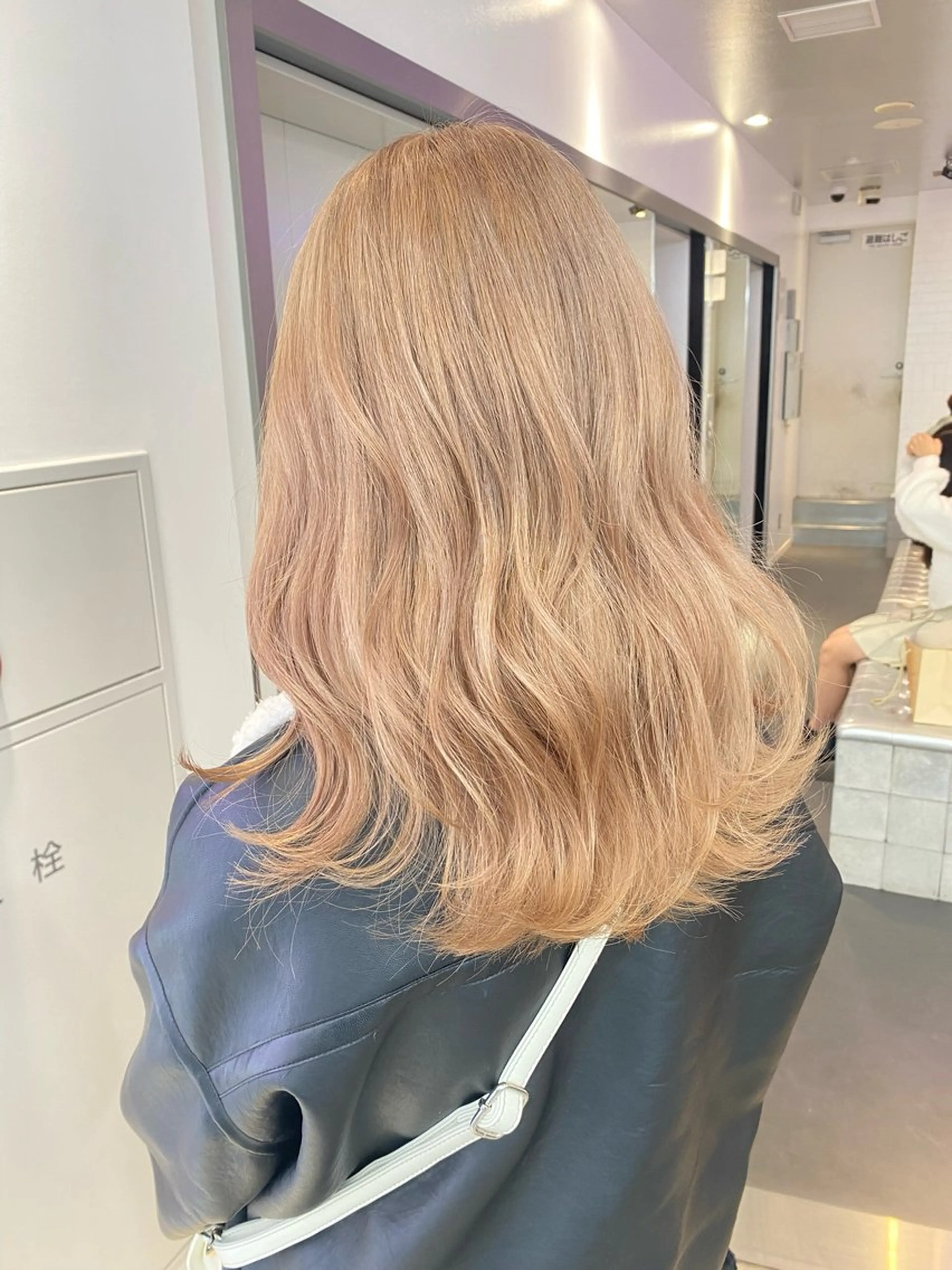 セミロング カラー ベージュカラー ブリーチ ミルクティーベージュ カット ヘアカラー トリートメント レイヤー/ハイトーン 🧸SENAのヘアスタイル