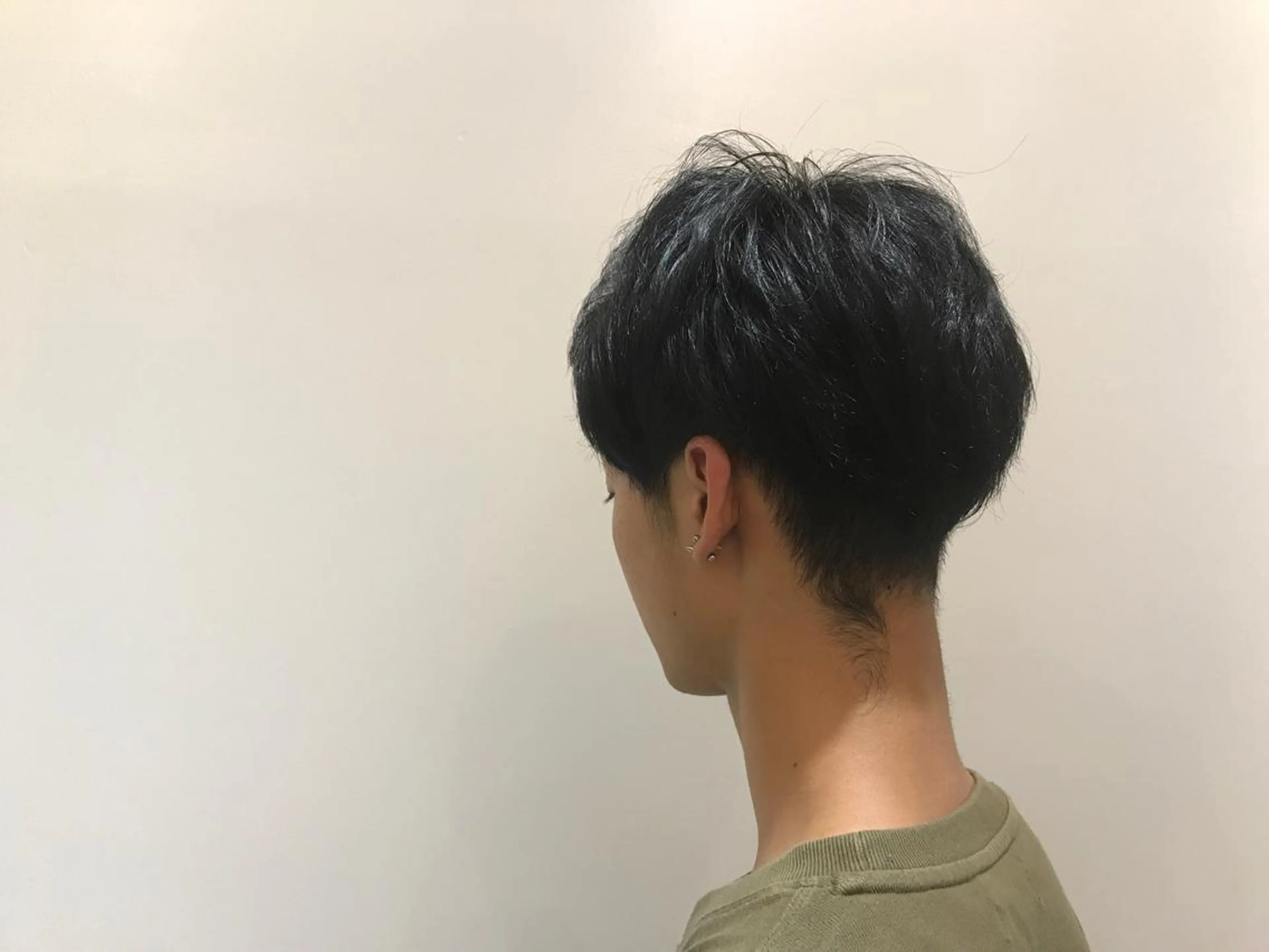 ショート カラー メンズ メンズブリーチ 黒髪 ブリーチ ブルーカラー ブルーブラック 土屋 紗也果のヘアスタイル