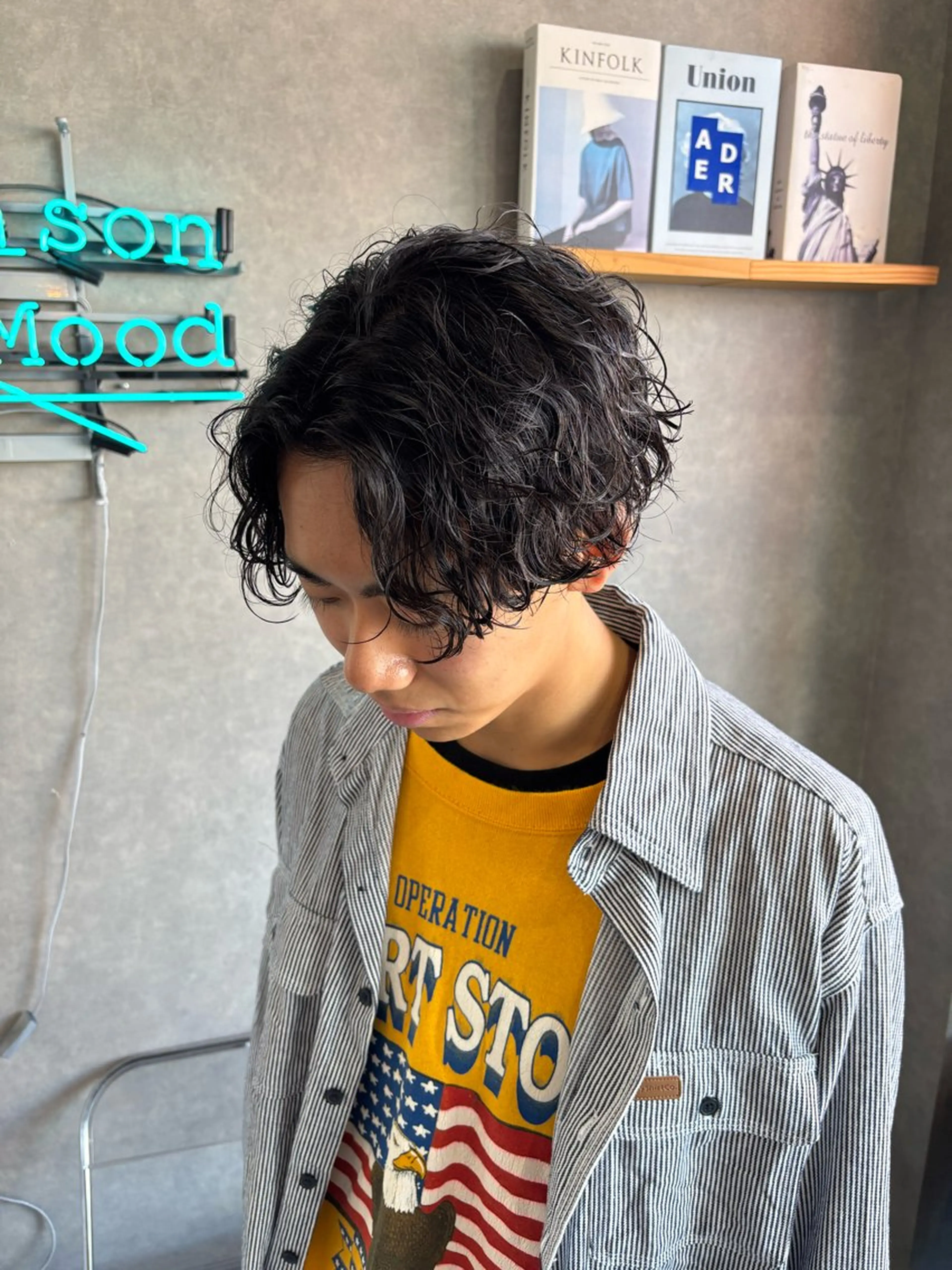 ショート パーマ メンズ センターパート メンズハイトーン マッシュウルフ マッシュ メンズパーマ カット パーマ トリートメント 長谷川 湧のヘアスタイル