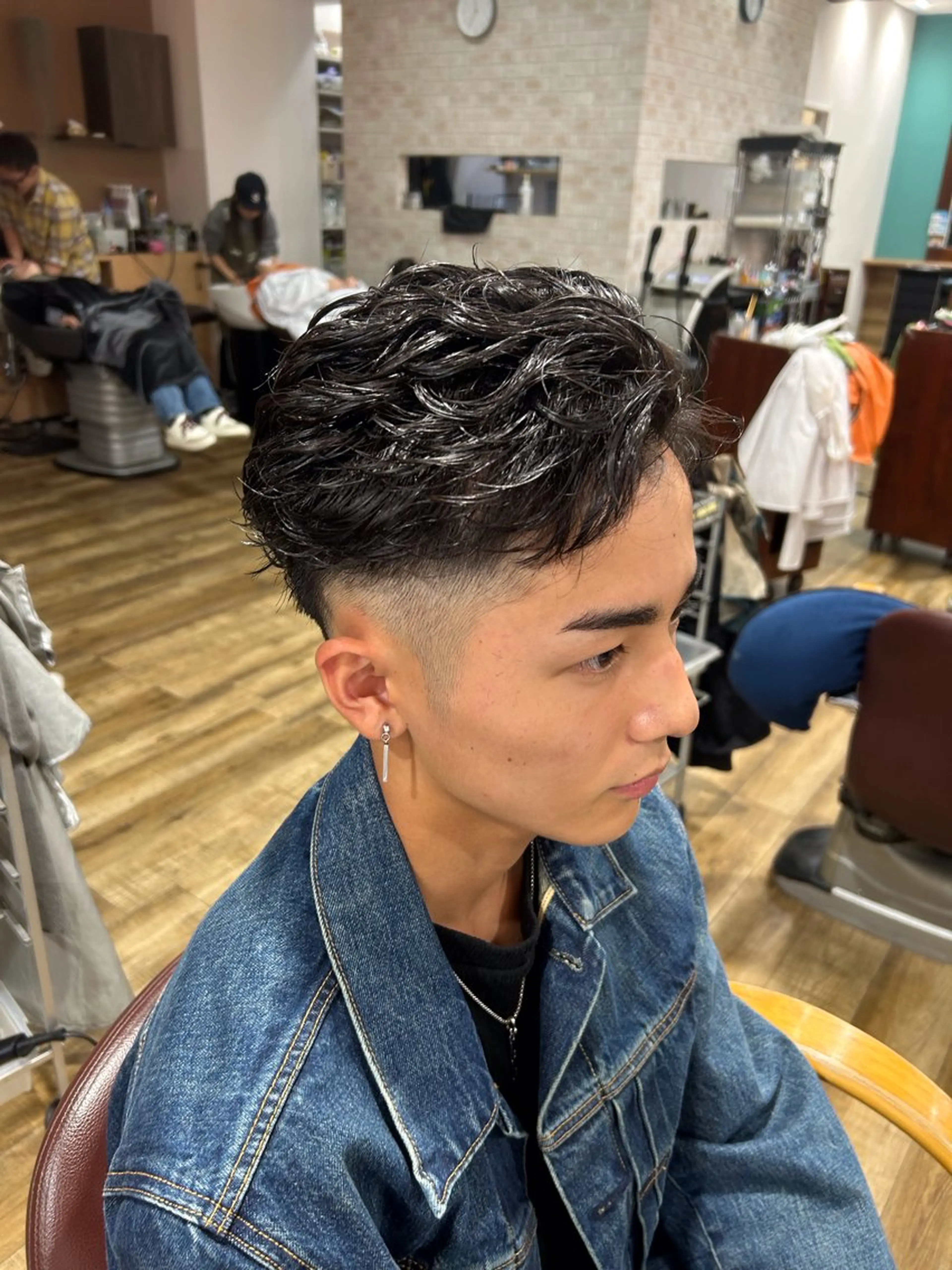 ショート パーマ メンズ フェードカット メンズパーマ 外国人風カラー カット パーマ 鶴田 将清のヘアスタイル