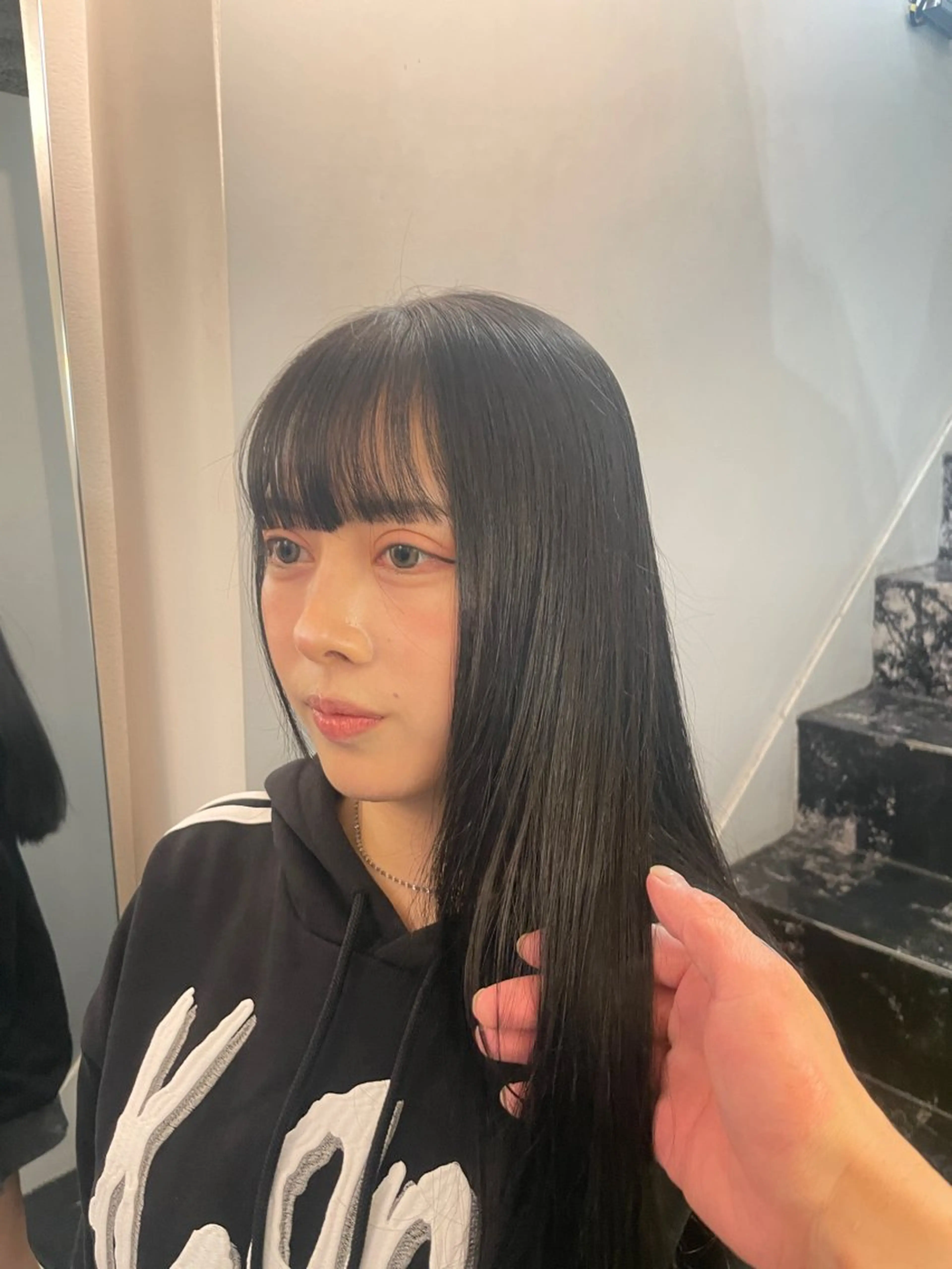 カラー 黒髪 ブルーカラー ブルーブラック ニッタルナ／縮毛矯正 ／半額以上のヘアスタイル