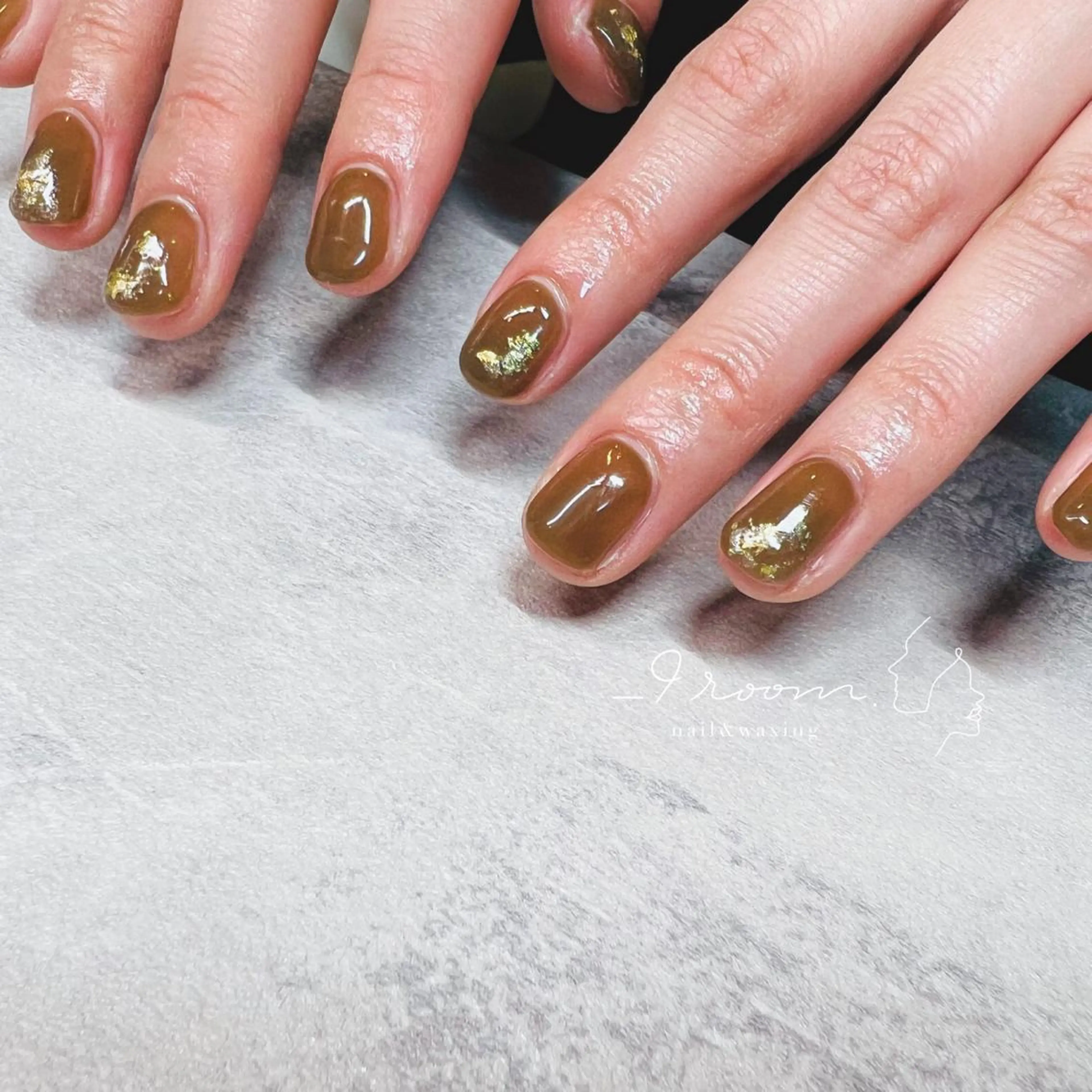 ネイル ブラウン ゴールド オフィスネイル シンプルネイル _9 room. Yoshimiのネイルデザイン