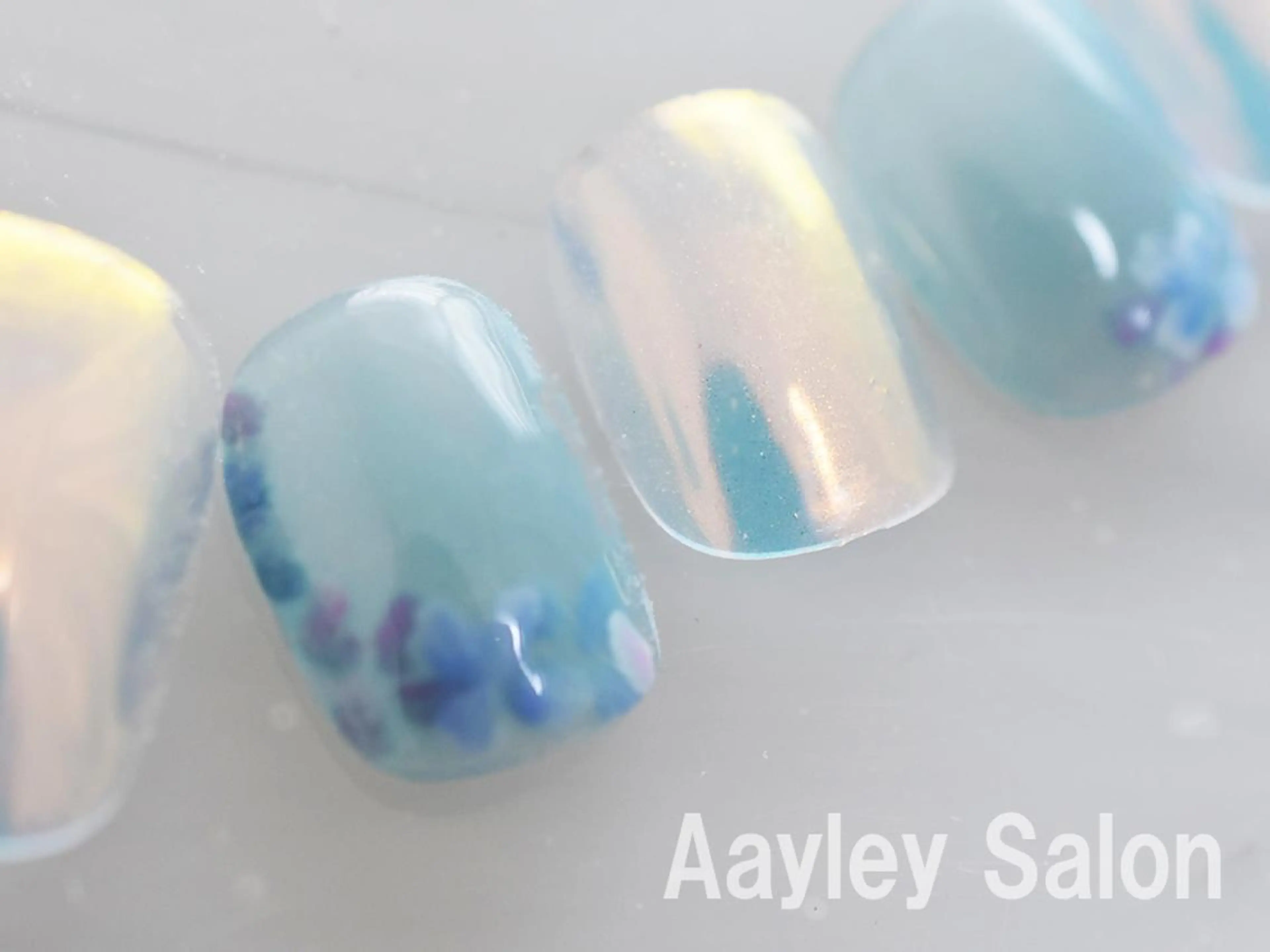 ミディアム カラー ネイル Aayley アイリ―サロンのネイルデザイン