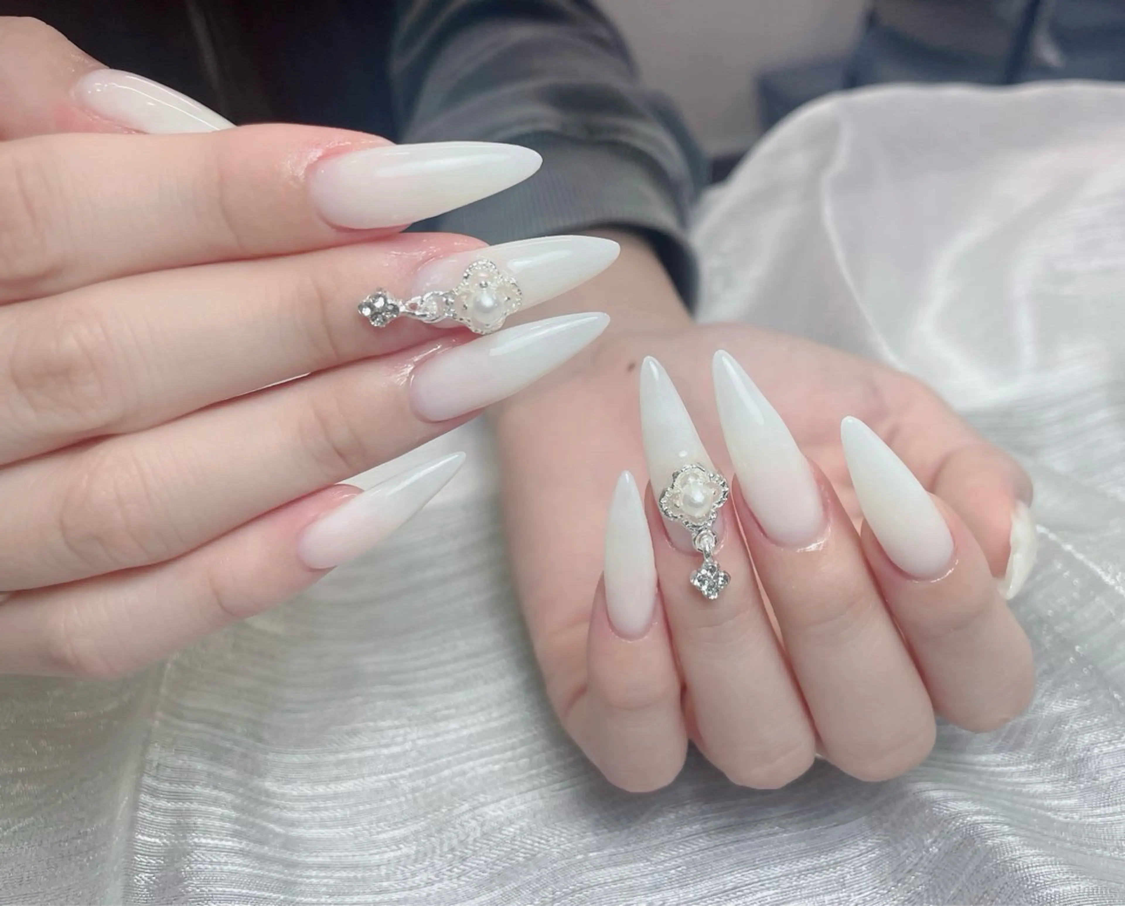 ネイル ジェルネイル グラデーション パラジェル ストーンネイル ブライダルネイル ハンドネイル 中野駅から2分 MEO NAILのネイルデザイン