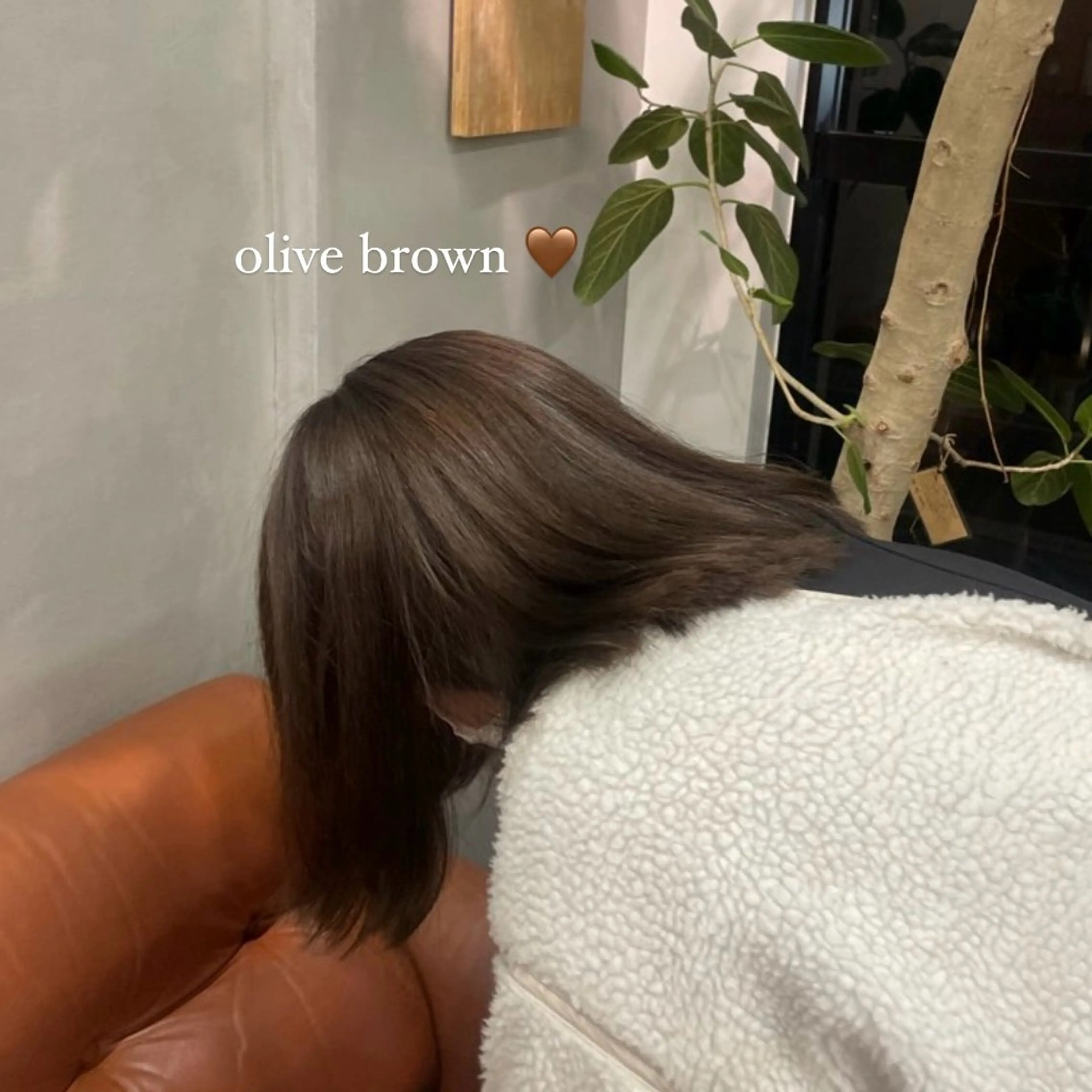 カラー ブリーチ ブラウンカラー オリーブブラウン 蓑輪璃央 ミディアムレイヤーのヘアスタイル