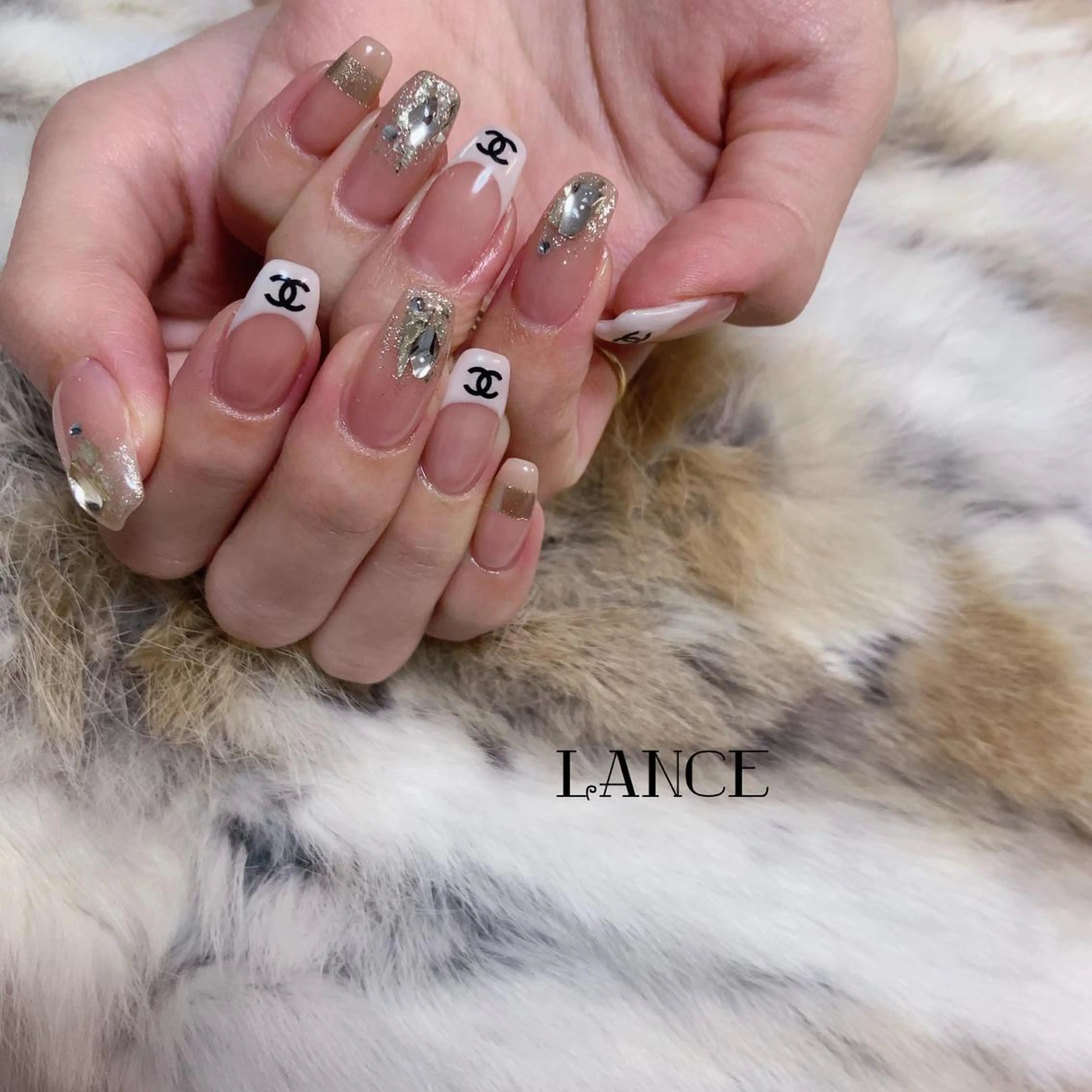 ミディアム ネイル オーロラネイル フレンチネイル ワンホンネイル 冬ネイル Lance nailのネイルデザイン