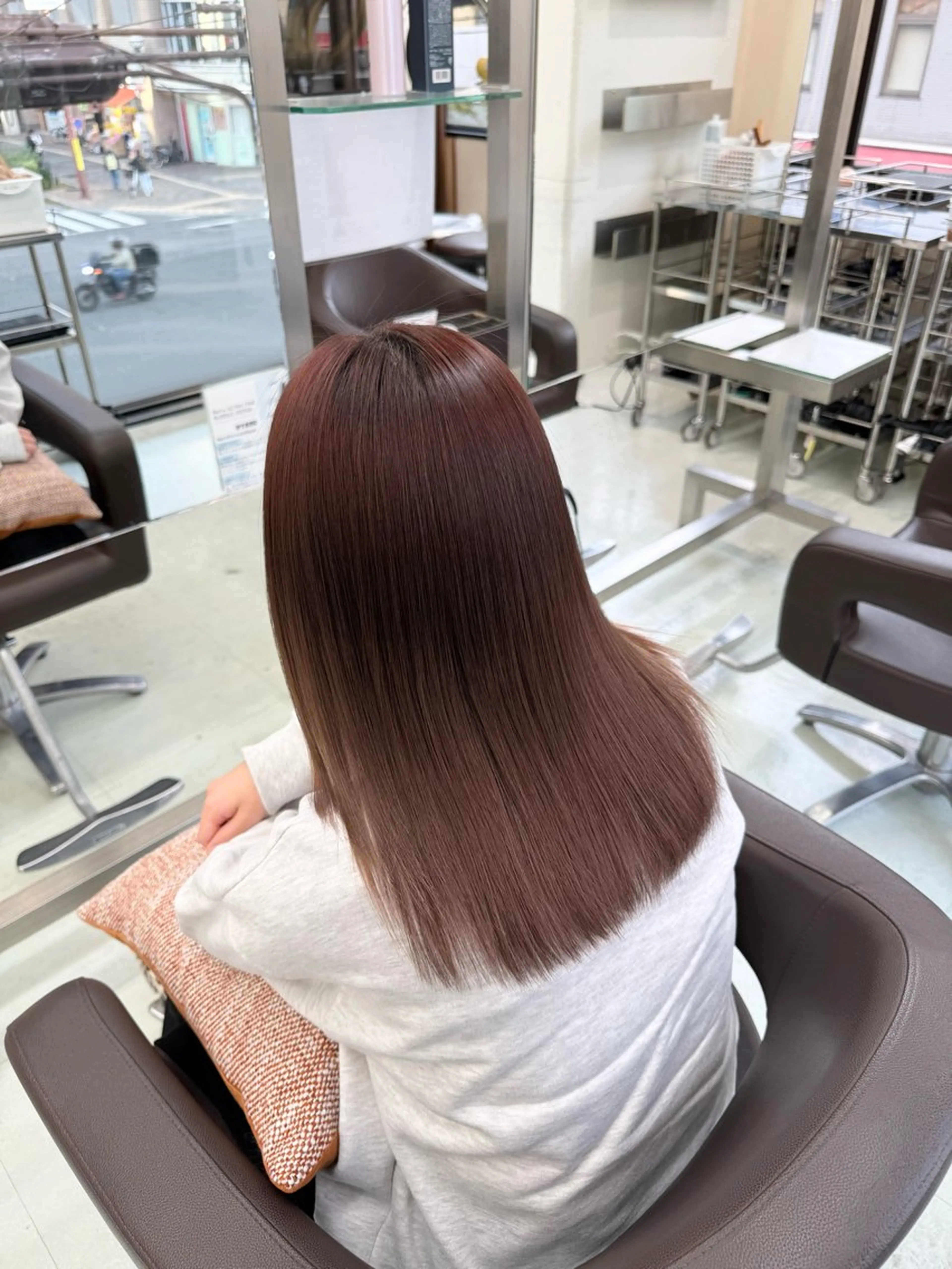 セミロング カット ヘアカラー トリートメント 新井優馬｜縮毛矯正/ 地毛風ストレートのヘアスタイル