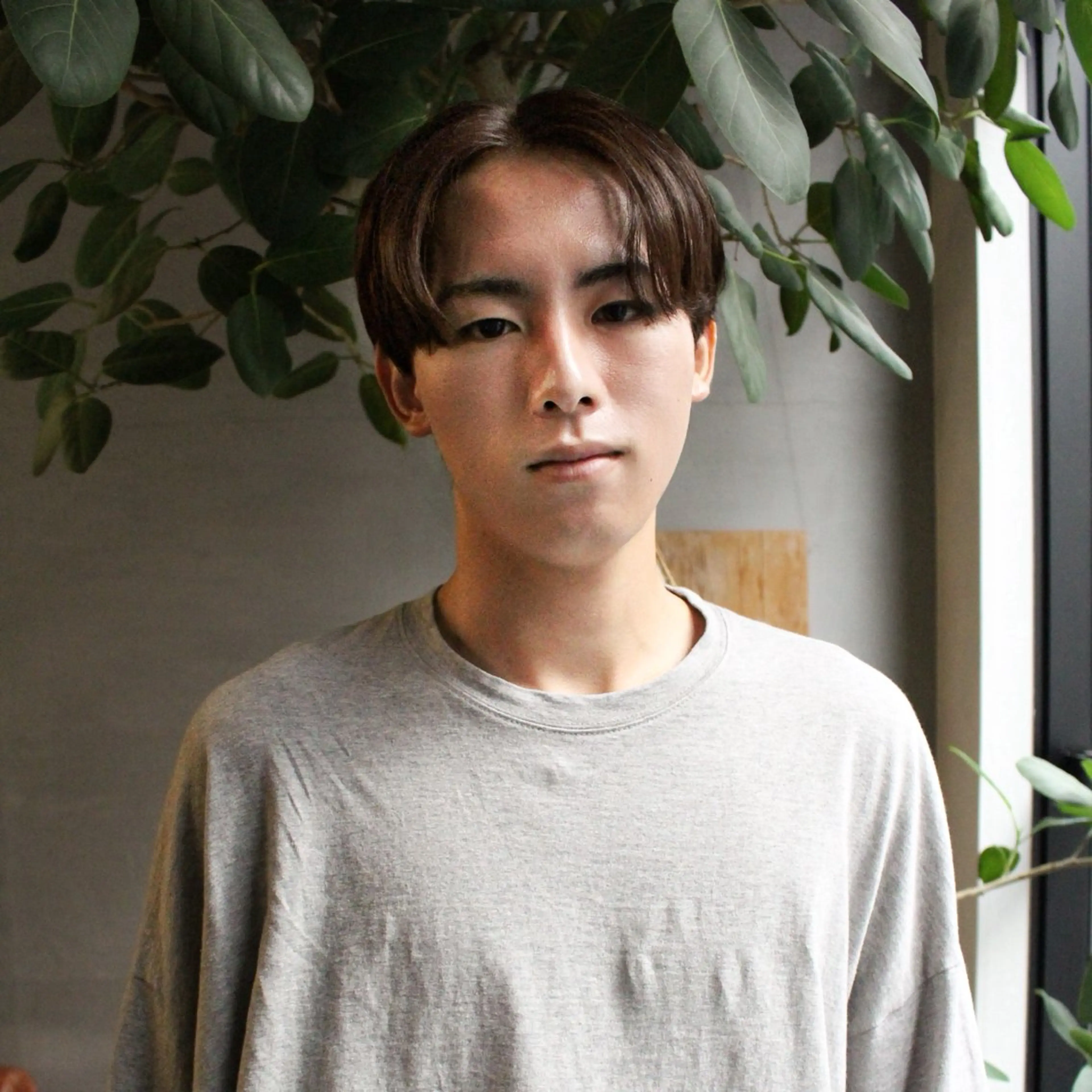 ショート メンズ センターパート 藤川迅 曲がる縮毛矯正のヘアスタイル