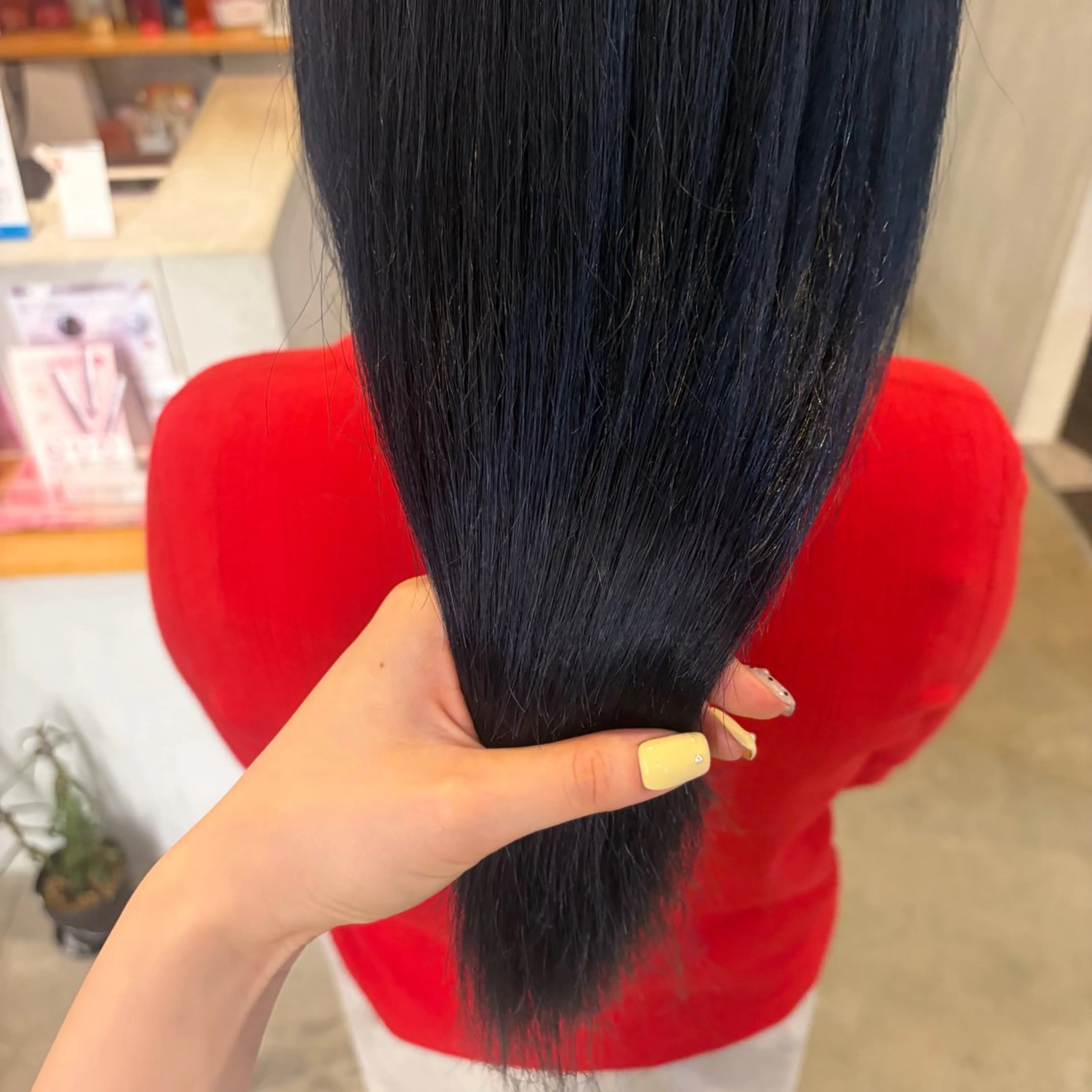 ロング カラー 黒髪 ブリーチ ブルーカラー ブルーブラック 透明感カラー ヘアカラー 金木 洸瑠のヘアスタイル