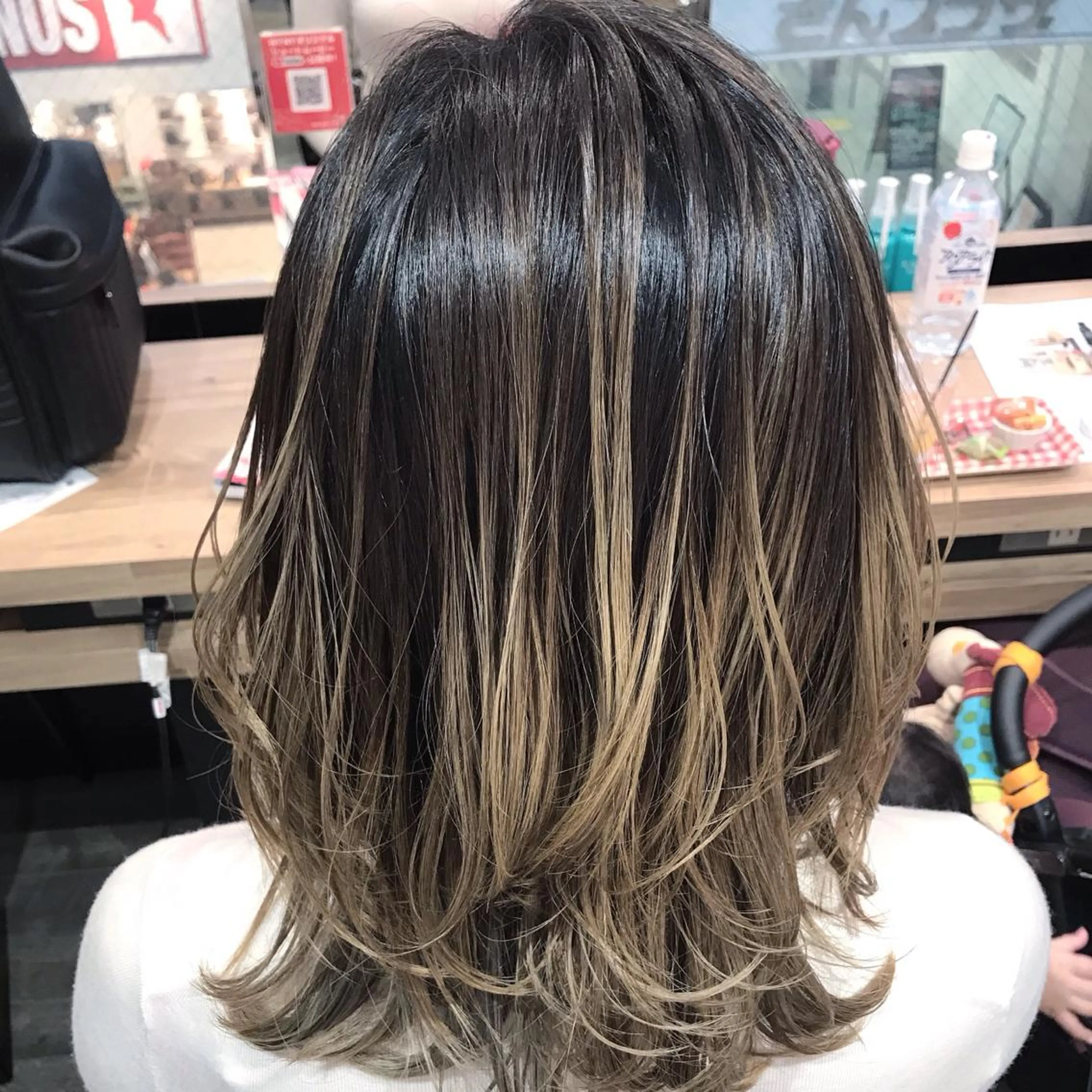 ショート カラー アッシュ アッシュグレー アッシュグレージュ バレイヤージュ ブリーチ AMI Hair  supply所属・髪質改善カラー韓国風 レイヤーtudaのヘアスタイル