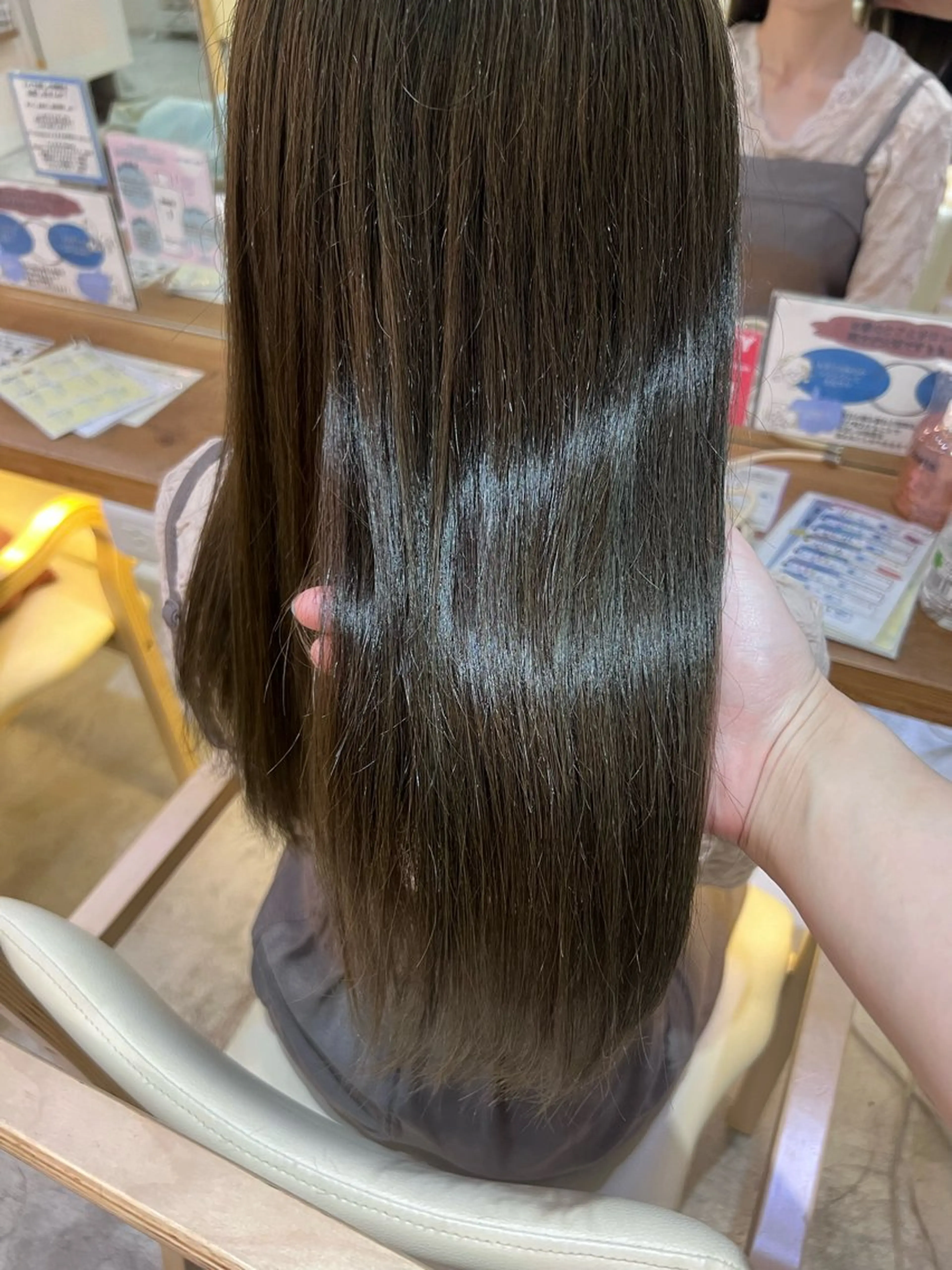 セミロング カラー ベージュカラー オリーブベージュ 中司 莉菜のヘアスタイル