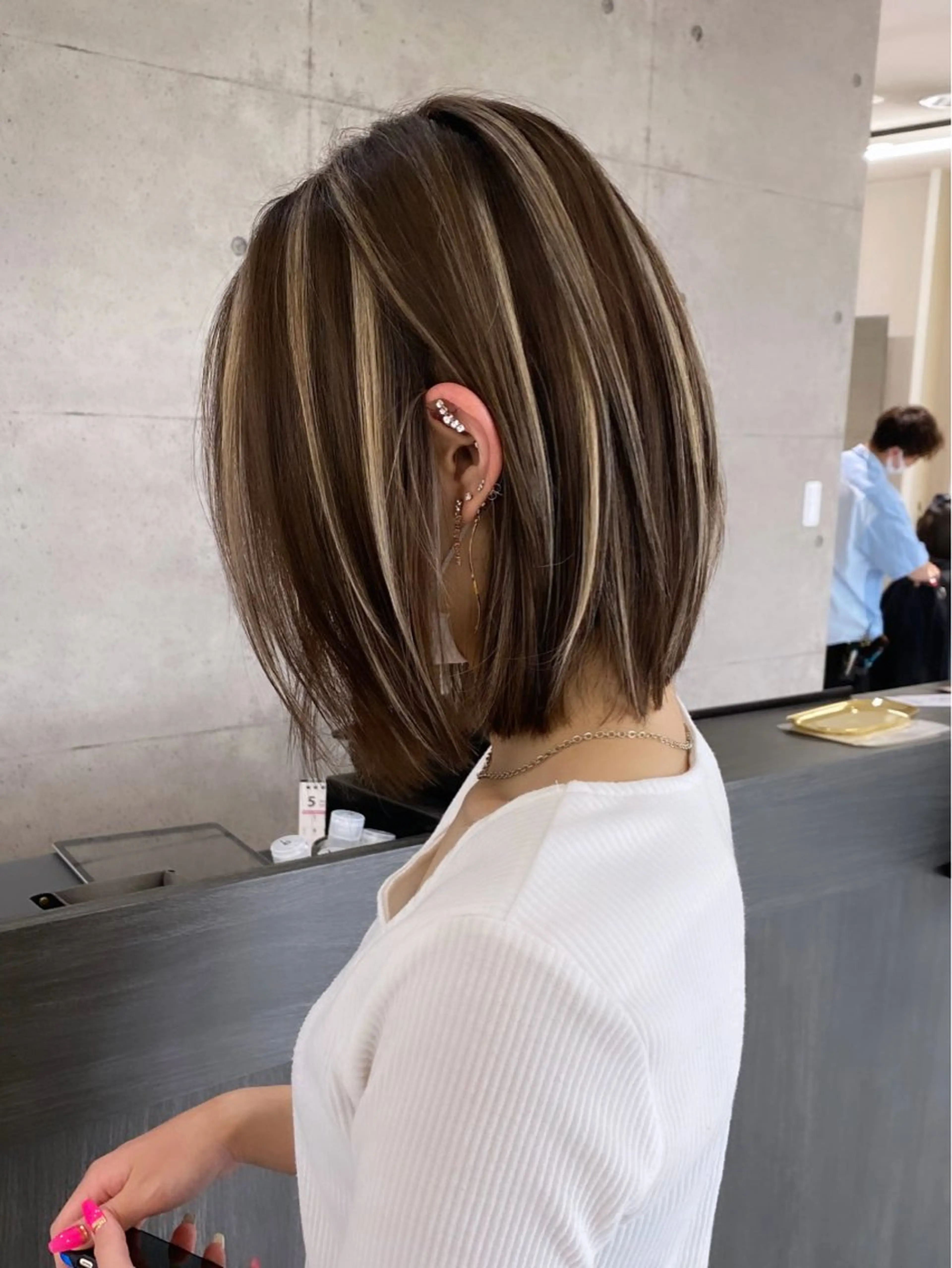 【2ブリーチ込み】ハイライト➕カットカラー➕トリートメント（※カット、ロング​〜​セミロング3センチ以上カット限定）の写真