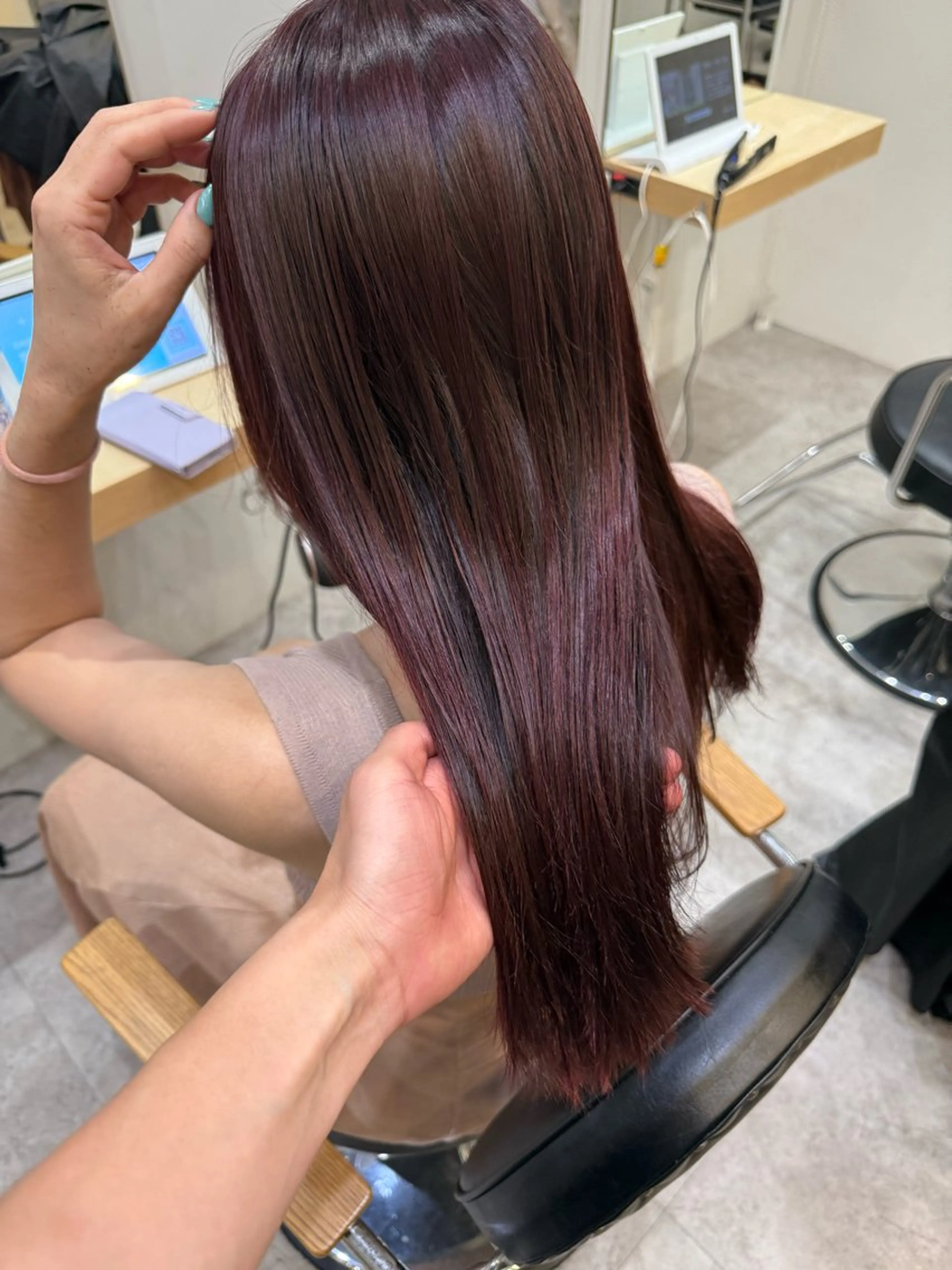 ロング カラー レッドカラー バイオレットカラー カット ヘアカラー soyon 心斎橋店のヘアスタイル