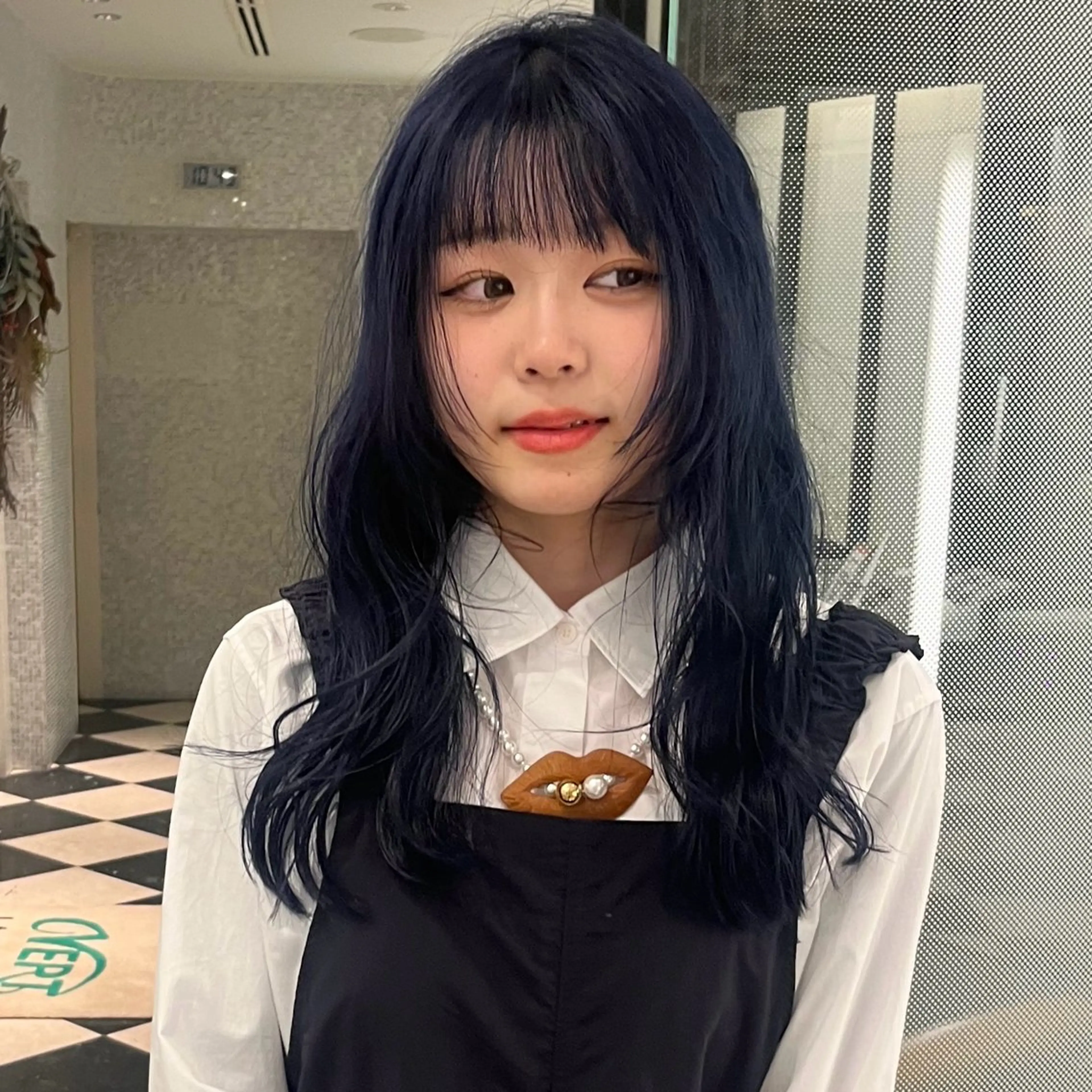 ロング カラー ブリーチ 透明感カラー ネイビーカラー anna 韓国レイヤ ー/ ハッシュカットのヘアスタイル