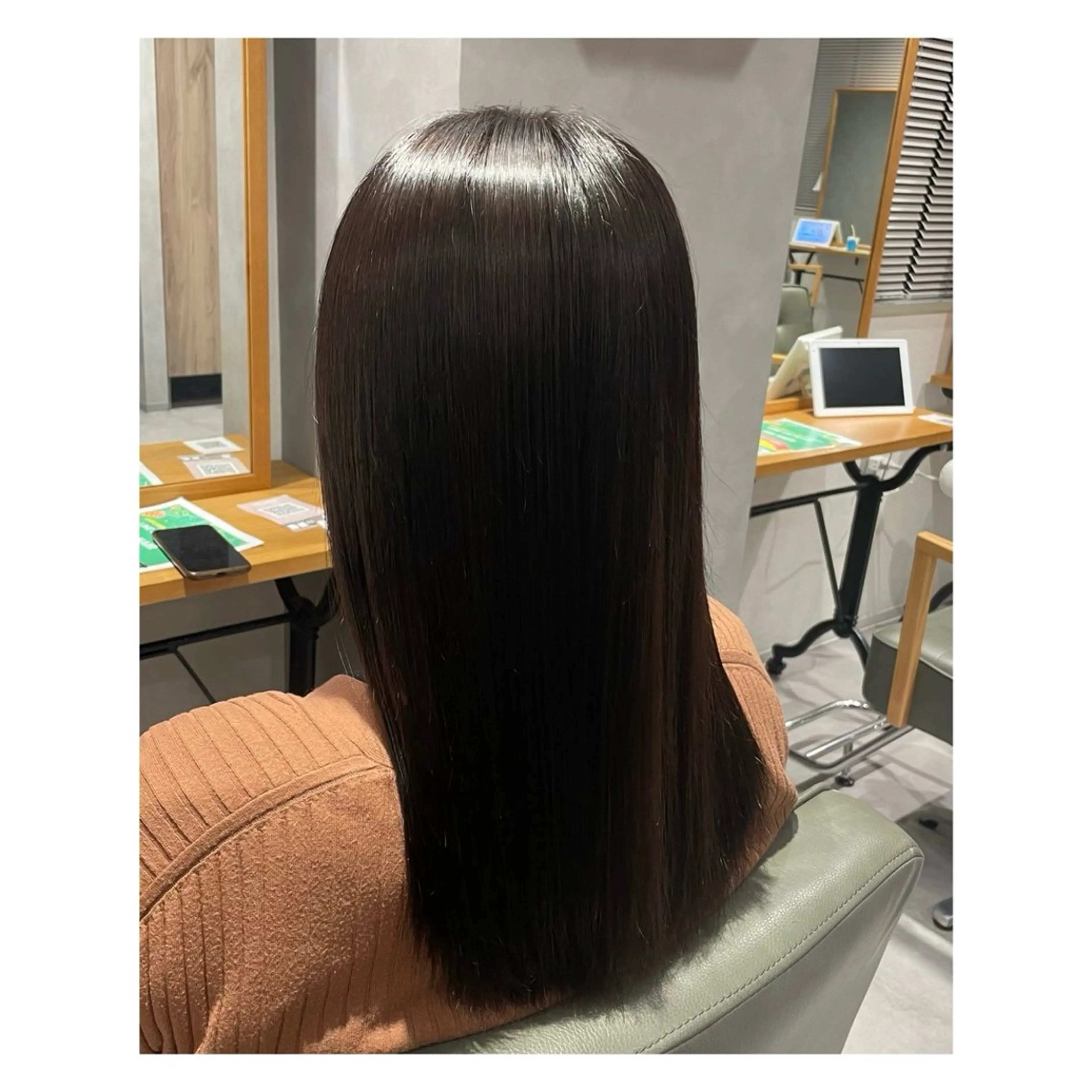 セミロング カラー 石橋 咲のヘアスタイル