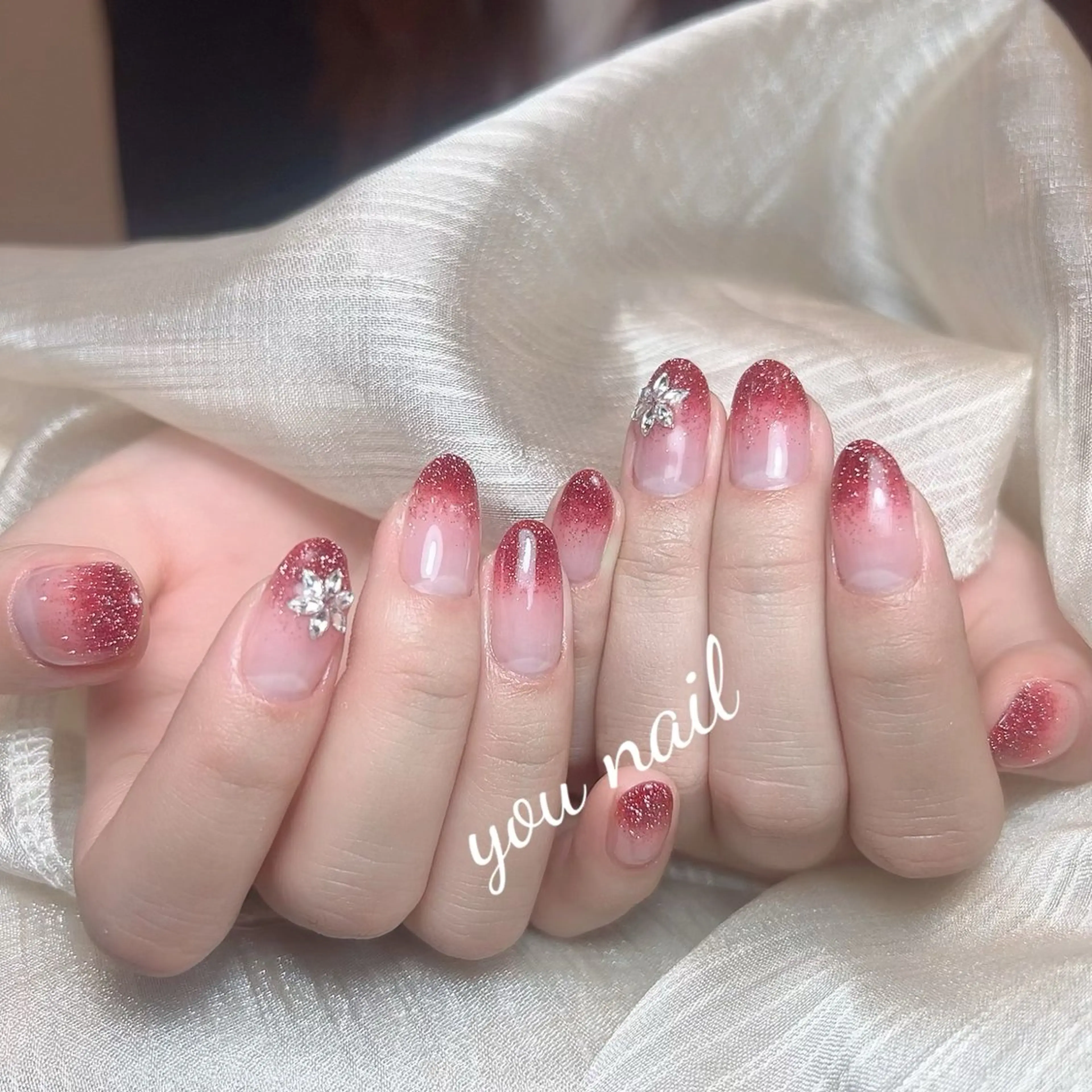 ネイル フラッシュネイル グラデーション 赤色 冬ネイル クリスマス ハンドネイル You nailのネイルデザイン