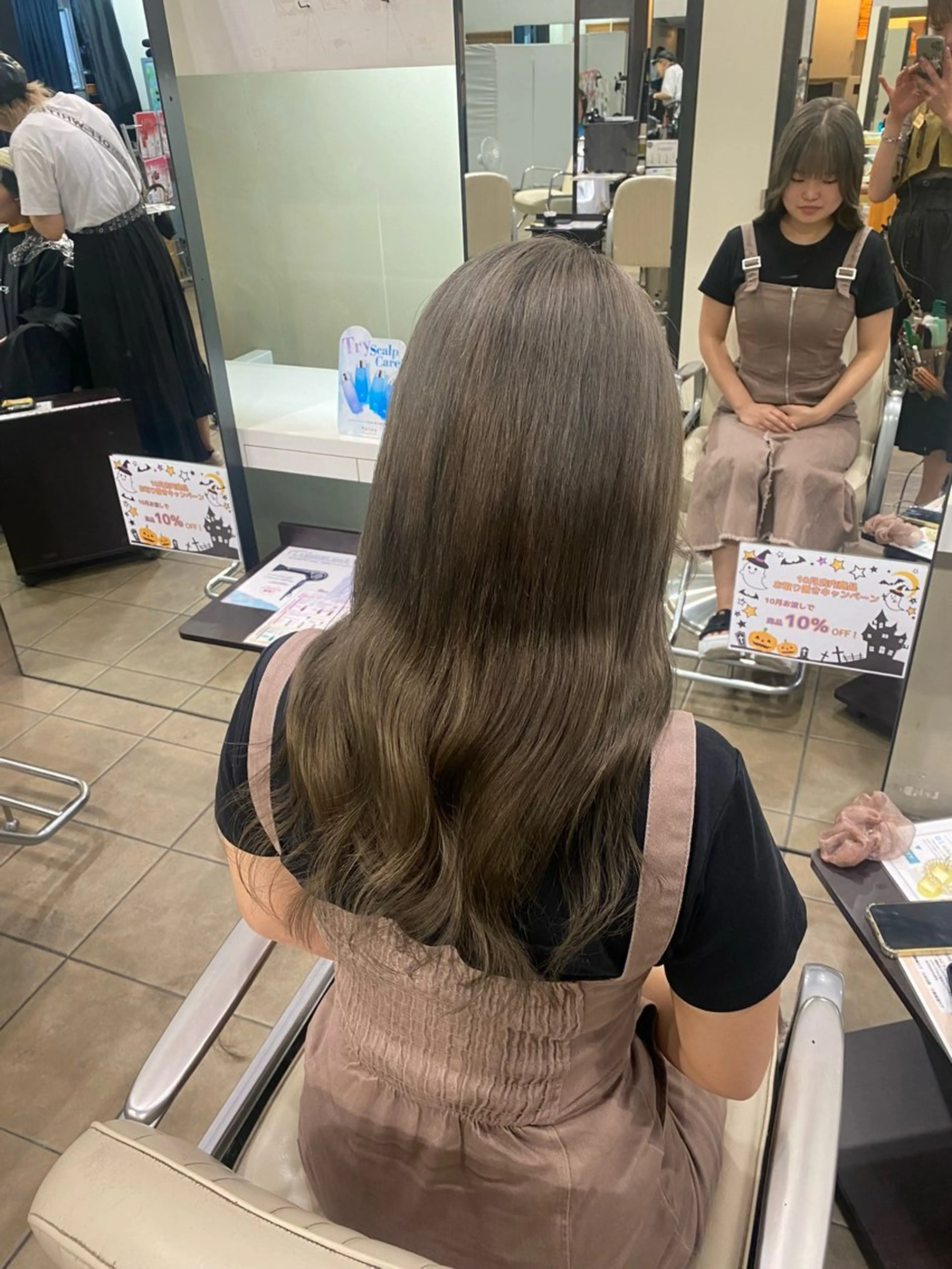 セミロング ボブ 髪質改善 韓国風ヘア 縮毛矯正 トリートメント ヘアカラー ベージュ指名No1 加賀詩織のヘアスタイル