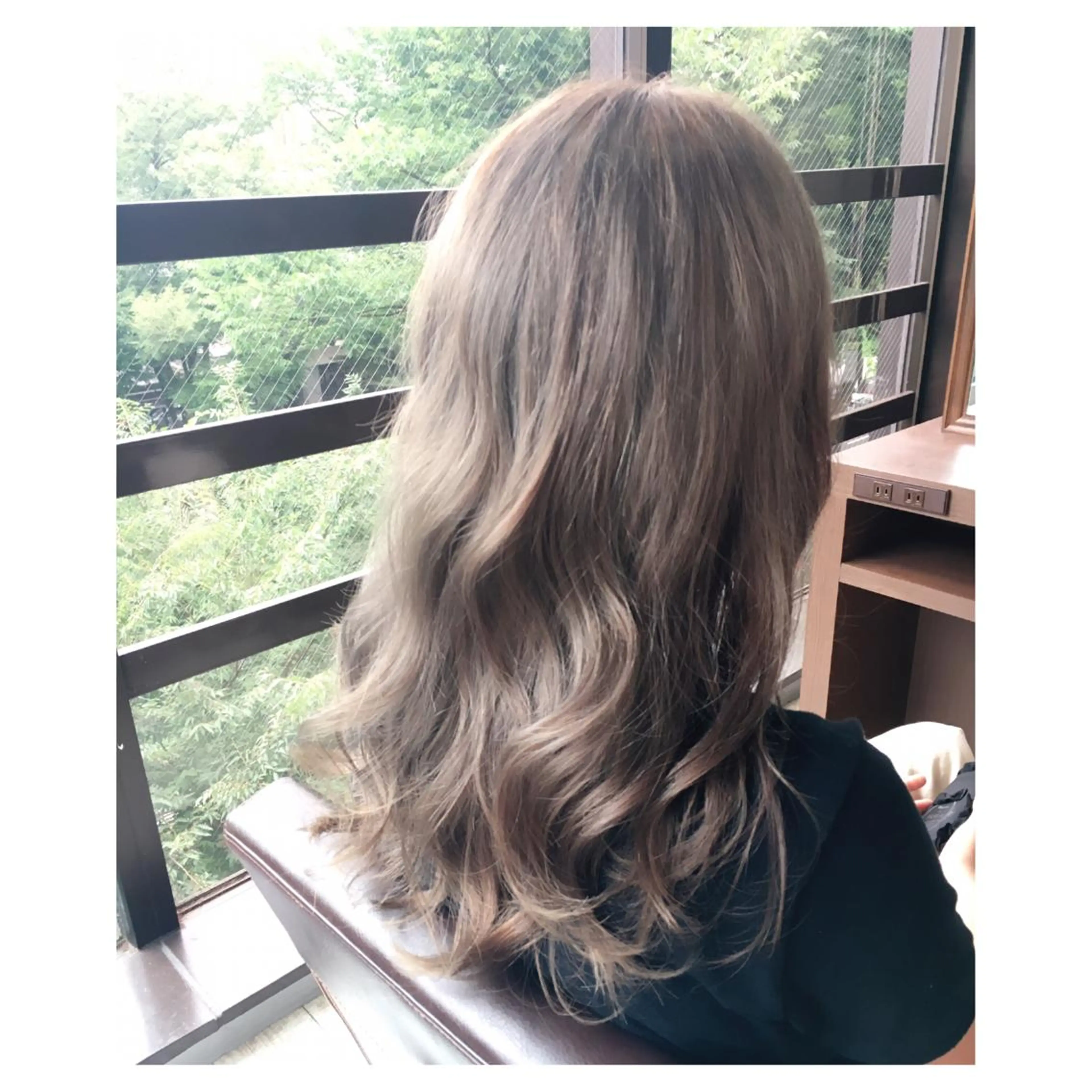 ミディアム セミロング ロング カラー グレージュ 前濱 ノゾミのヘアスタイル