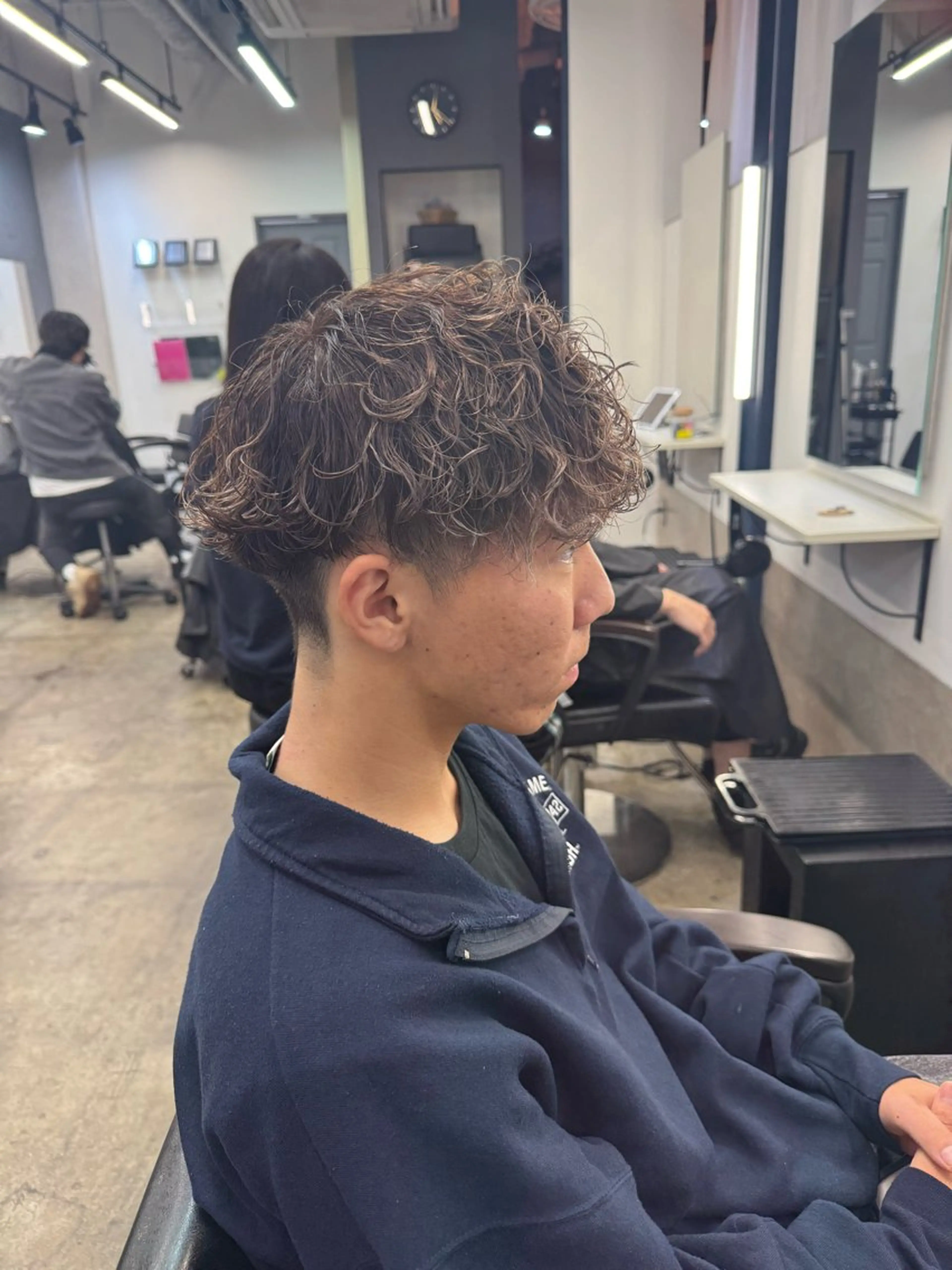 カラー パーマ メンズ メンズブリーチ 波巻きパーマ ブリーチ グレージュ カット ヘアカラー パーマ Peyp所属・早瀬裕之 パーマのヘアスタイル
