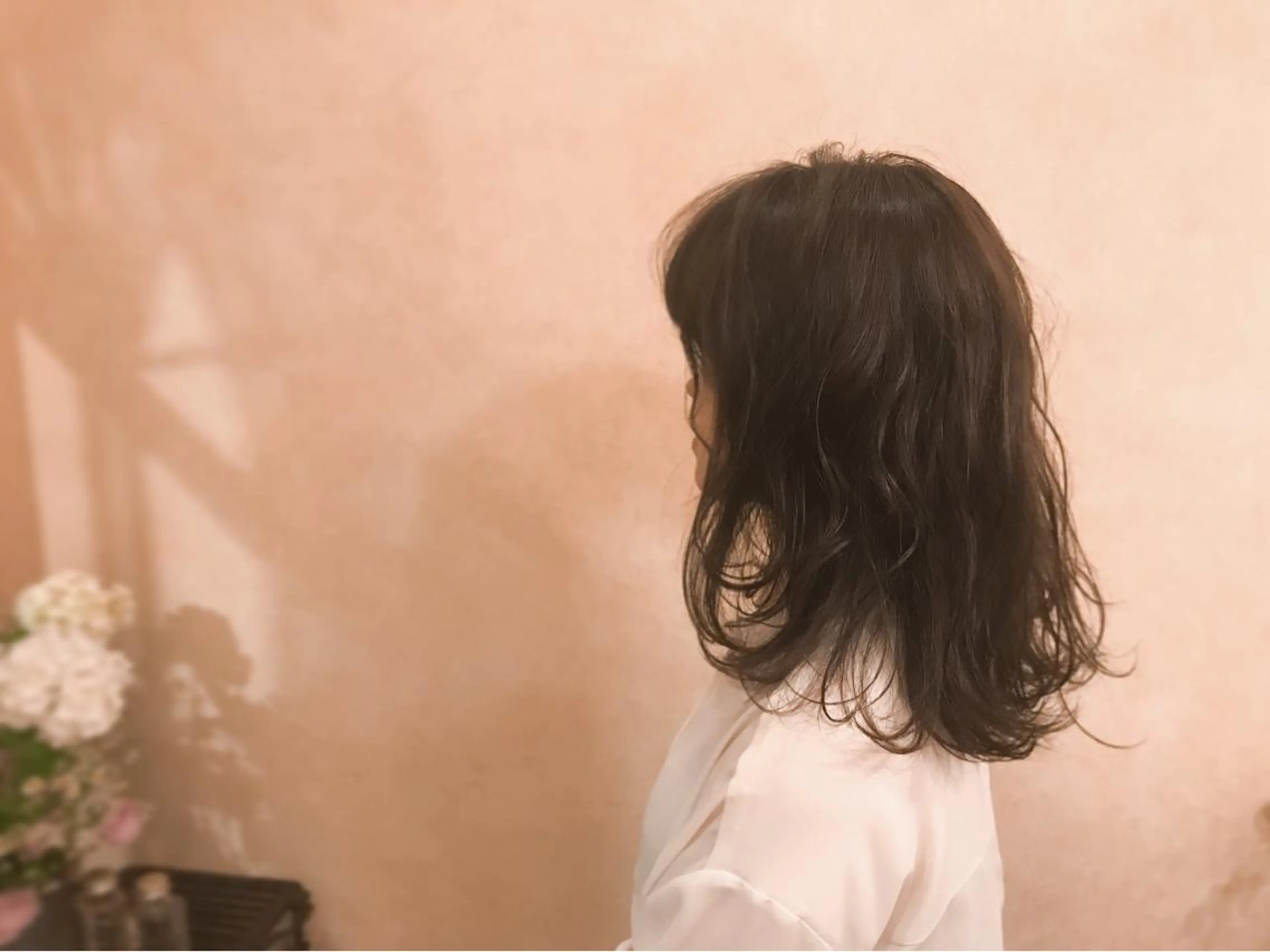 ミディアム カラー ブリーチ 透明感カラー フォギーグレージュ グレージュ ブリーチなしカラー 前田 敬太のヘアスタイル