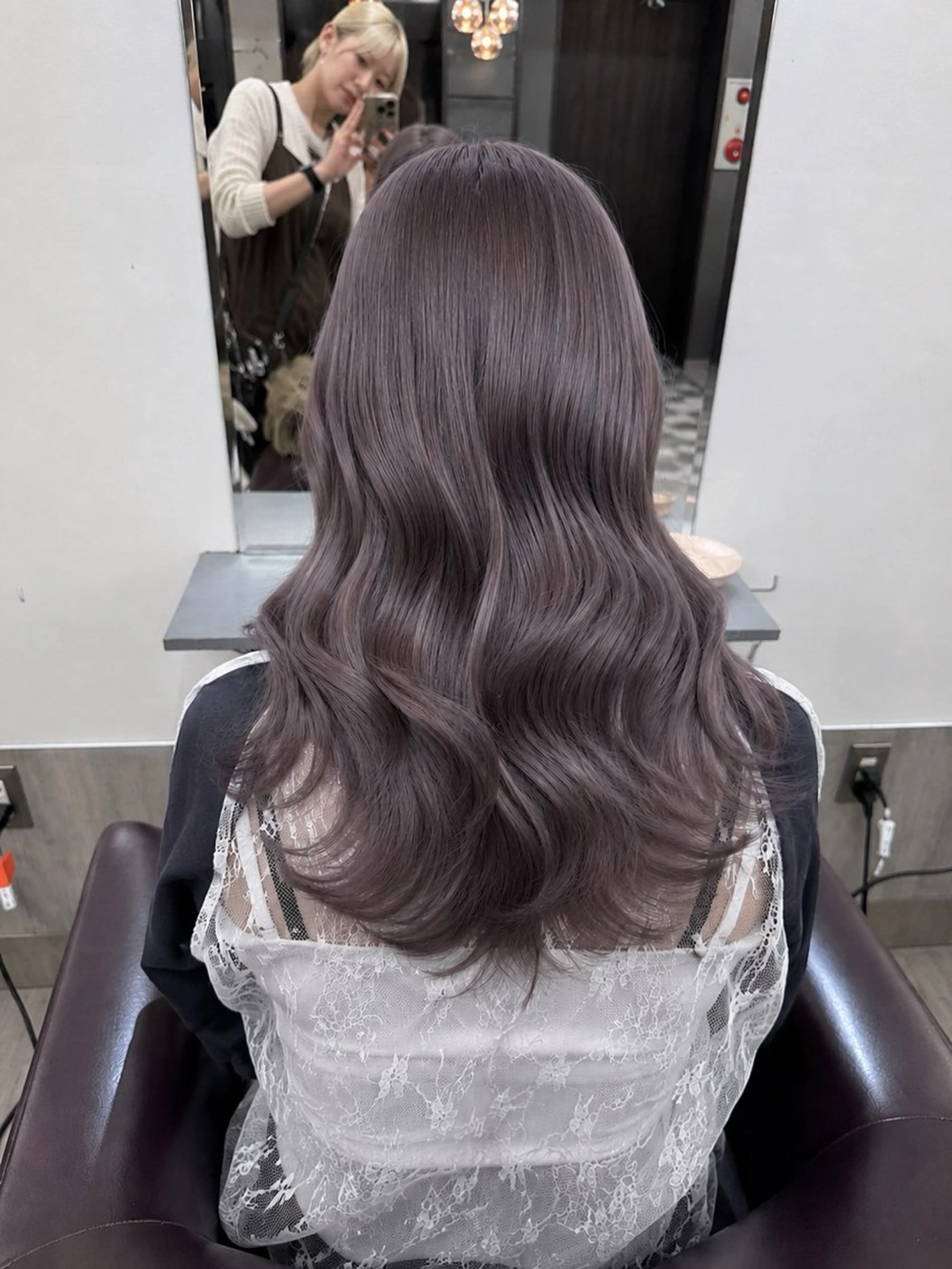 ミディアム 赤みなしオリーブ ハイトーン×レイヤーのヘアスタイル