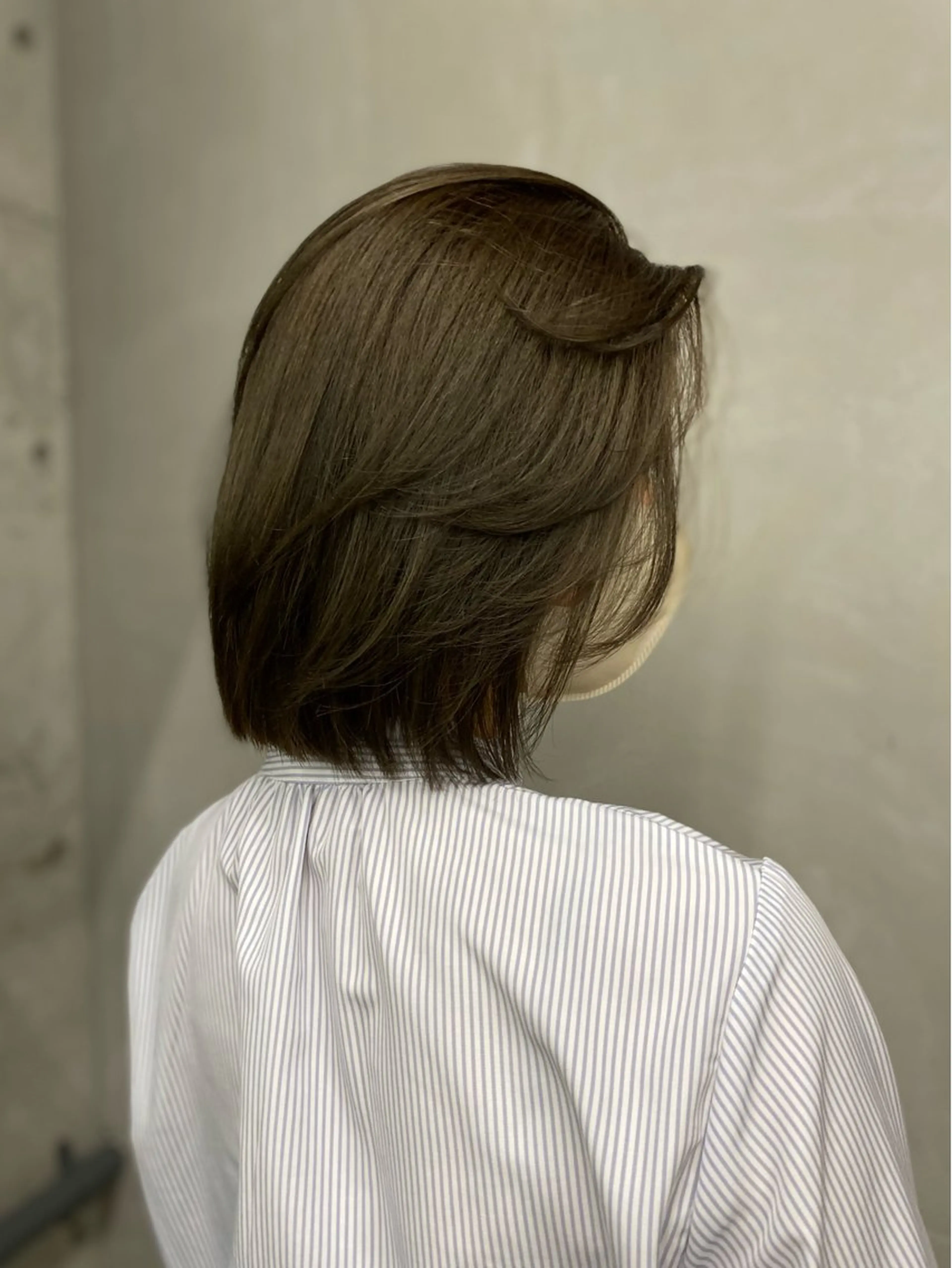 ミディアム カラー ヘアアレンジ ミディアムレイヤー ベージュカラー ブリーチ ブリーチなしカラー オリーブベージュ カット ヘアカラー トリートメント mina 🌷のヘアスタイル